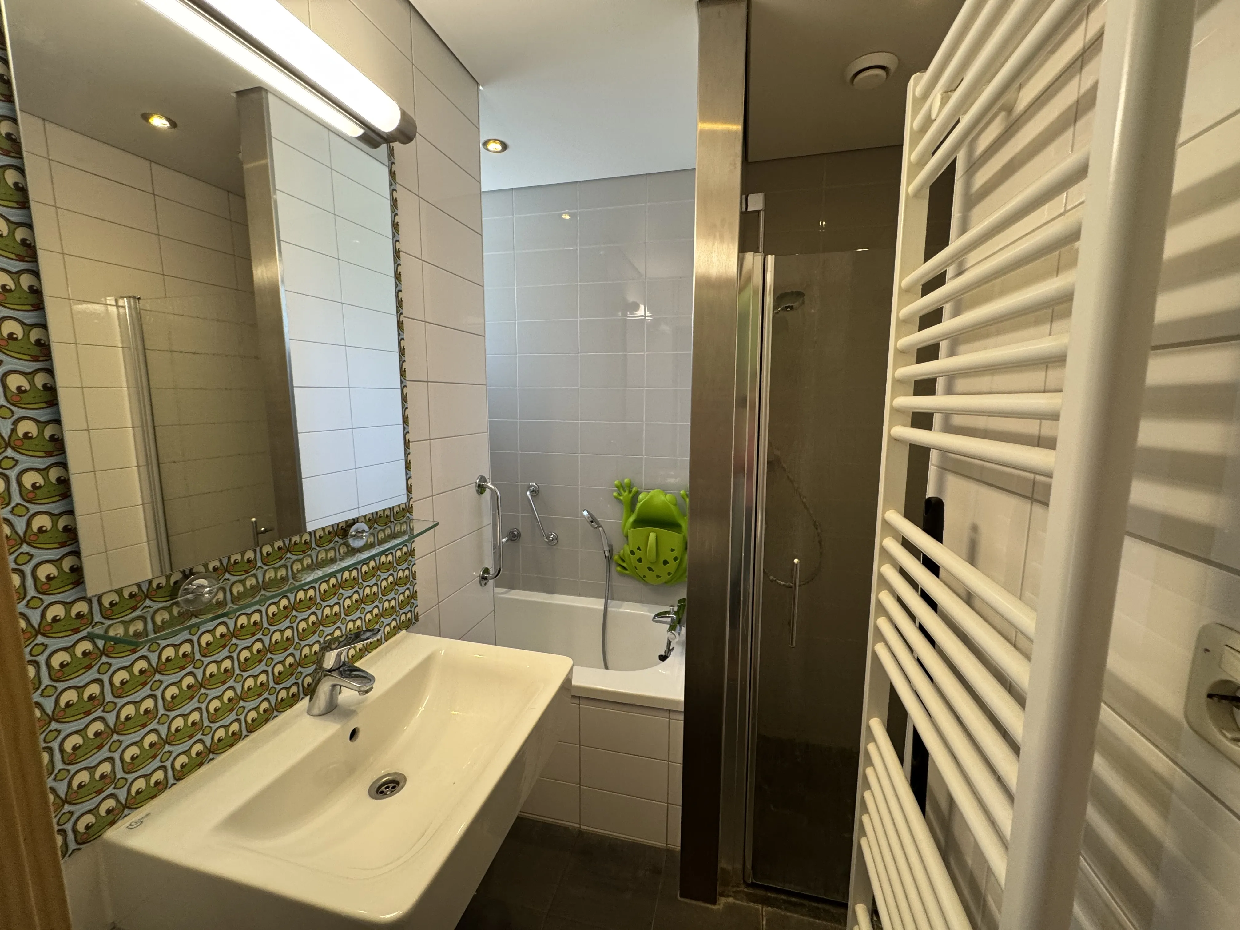 Badezimmer im Kinder-Ferienhaus mit Badewanne und Dusche