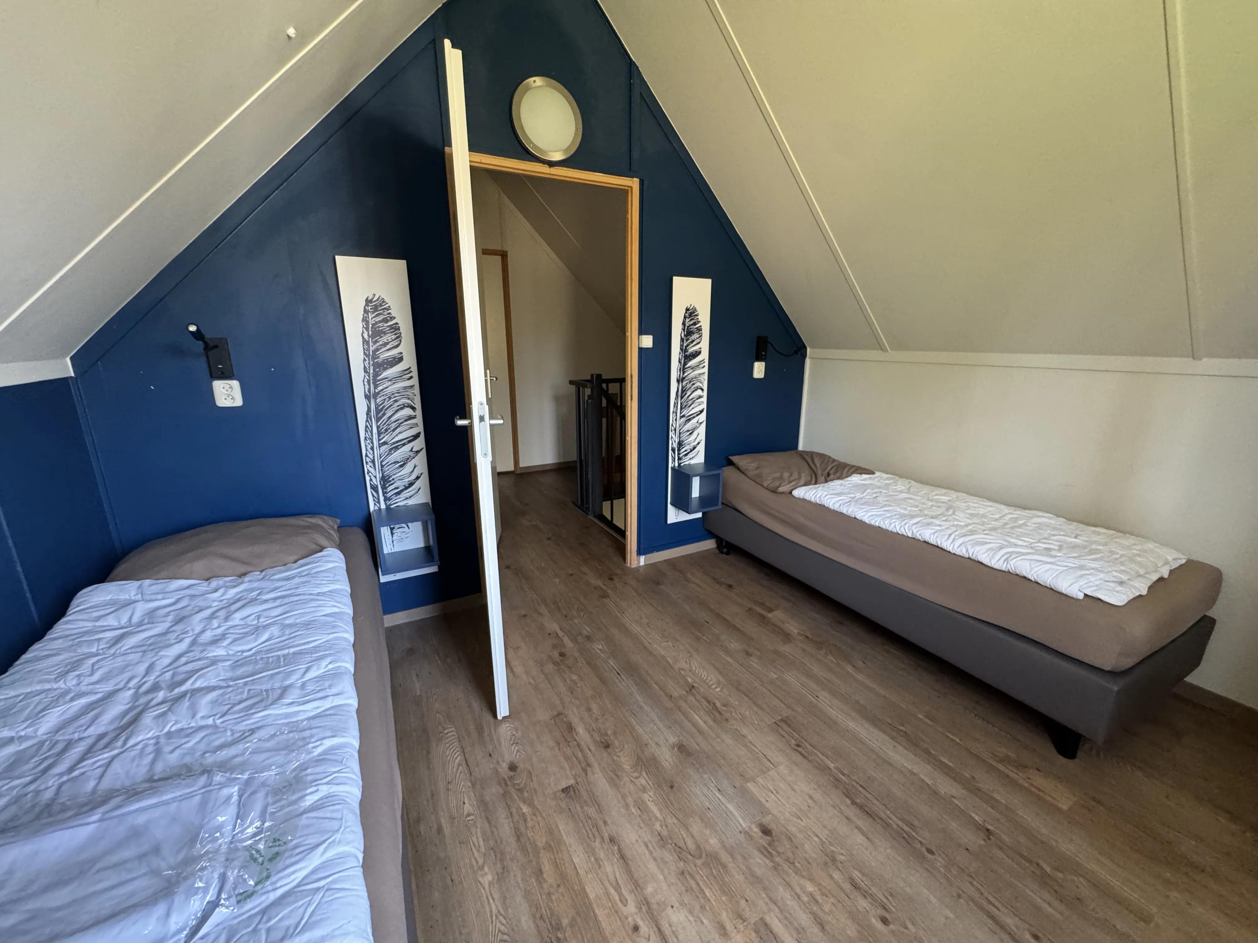 Kinderzimmer mit zwei Einzelbetten