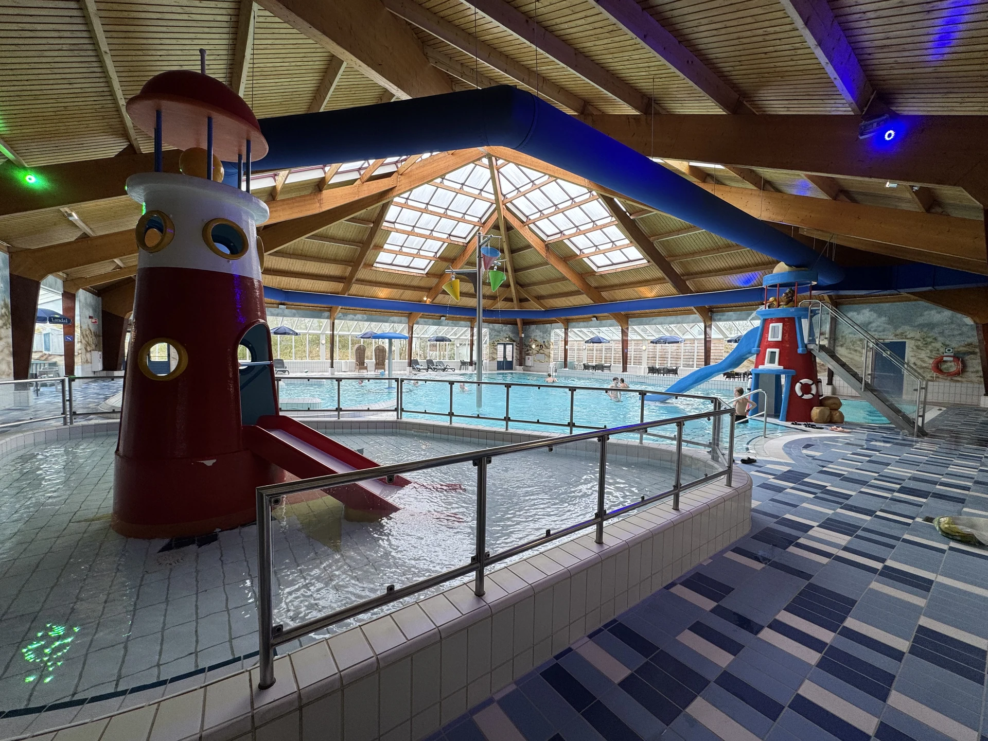 Hallenschwimmbad im Landal Sluftervallei mit Leuchtturm-Spielturm, Rutsche und Kinderbecken
