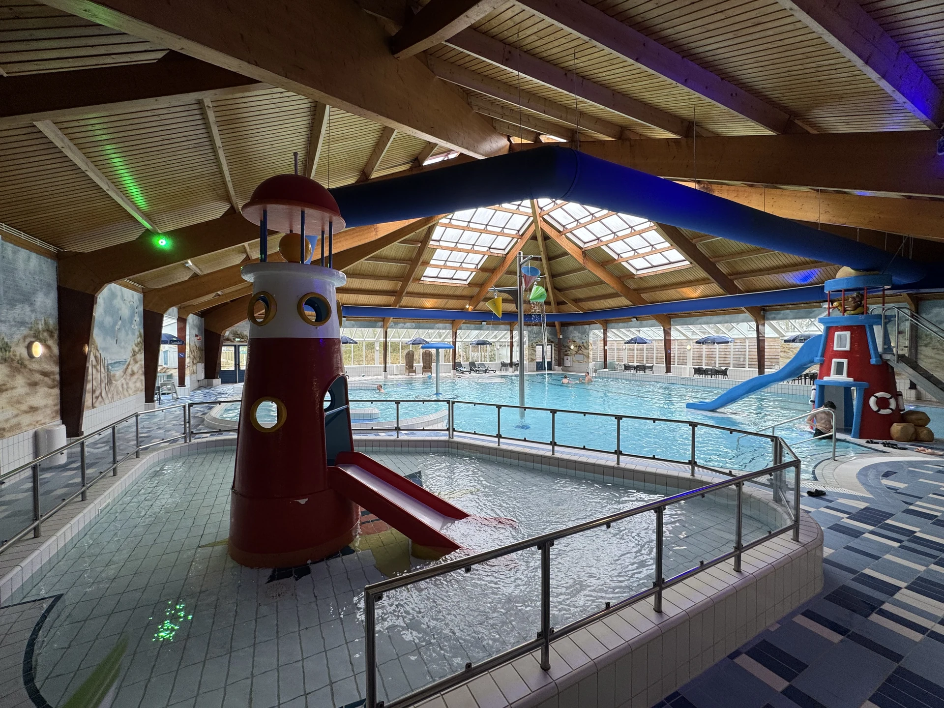 Kinderplanschbecken und Wasserrutsche am Leuchtturm im Hallenbad des Landal Sluftervallei