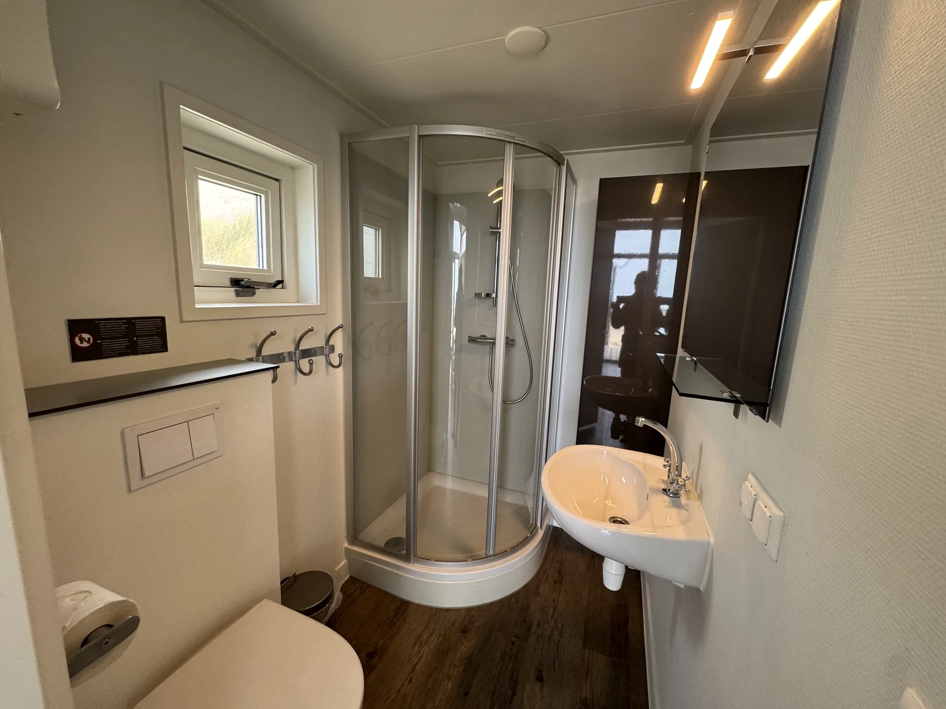 Badezimmer im Strandhuisje Julianadorp mit Dusche und WC