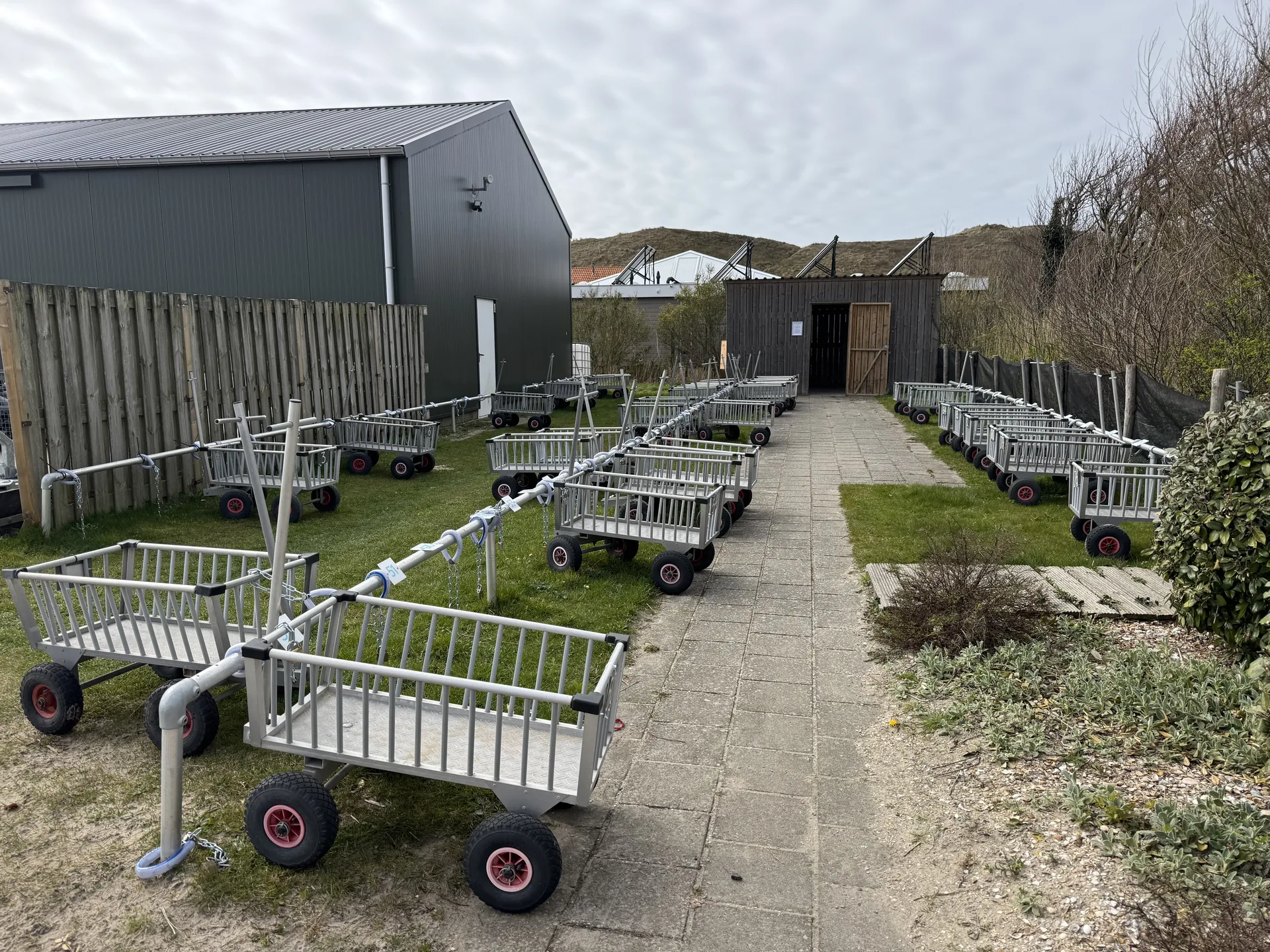 Bollerwagen am Parkplatz der Strandhuisjes Julianadorp für den Gepäcktransport
