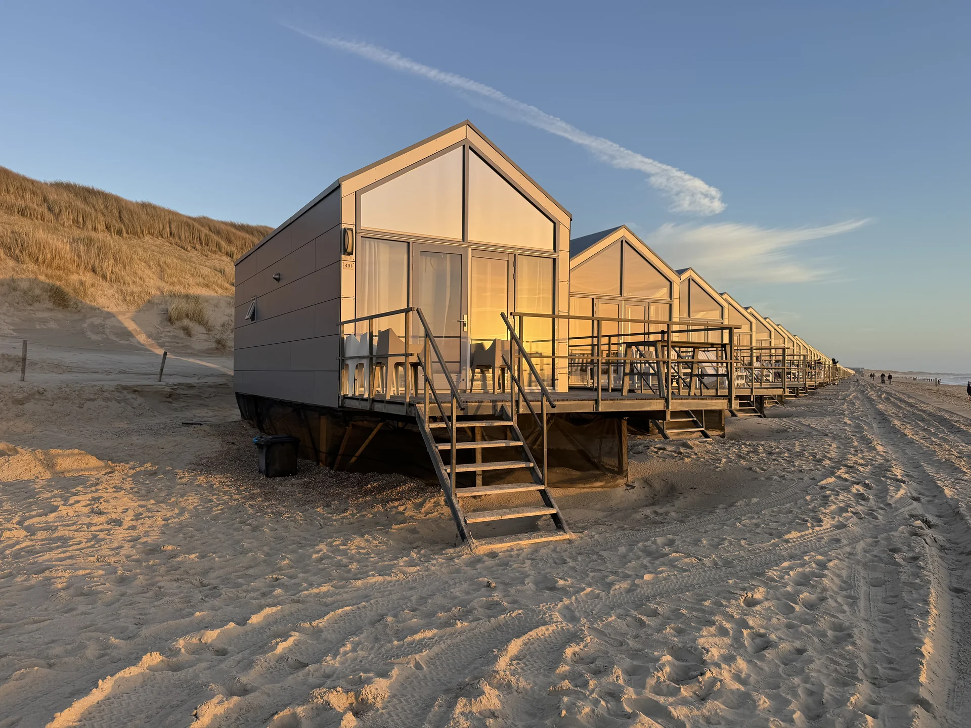 Landal Strandhuisjes Julianadorp - Holzhäuschen am Nordseestrand bei Sonnenuntergang