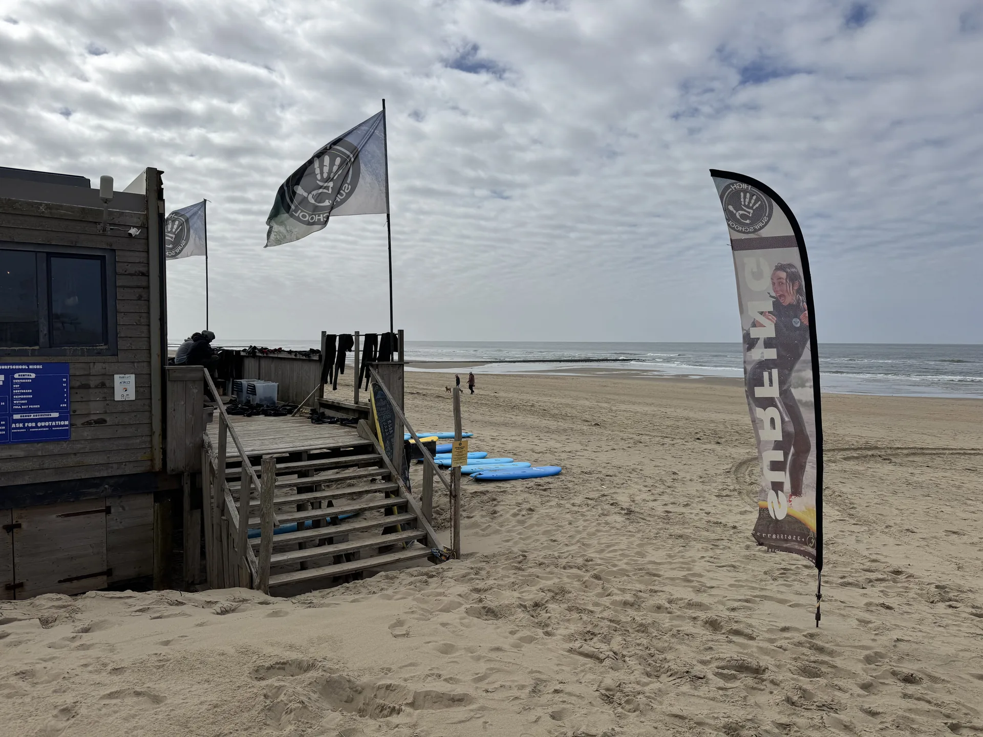 Surfschule in Strandnähe der Strandhuisjes Julianadorp mit Brettern und Neoprenanzügen