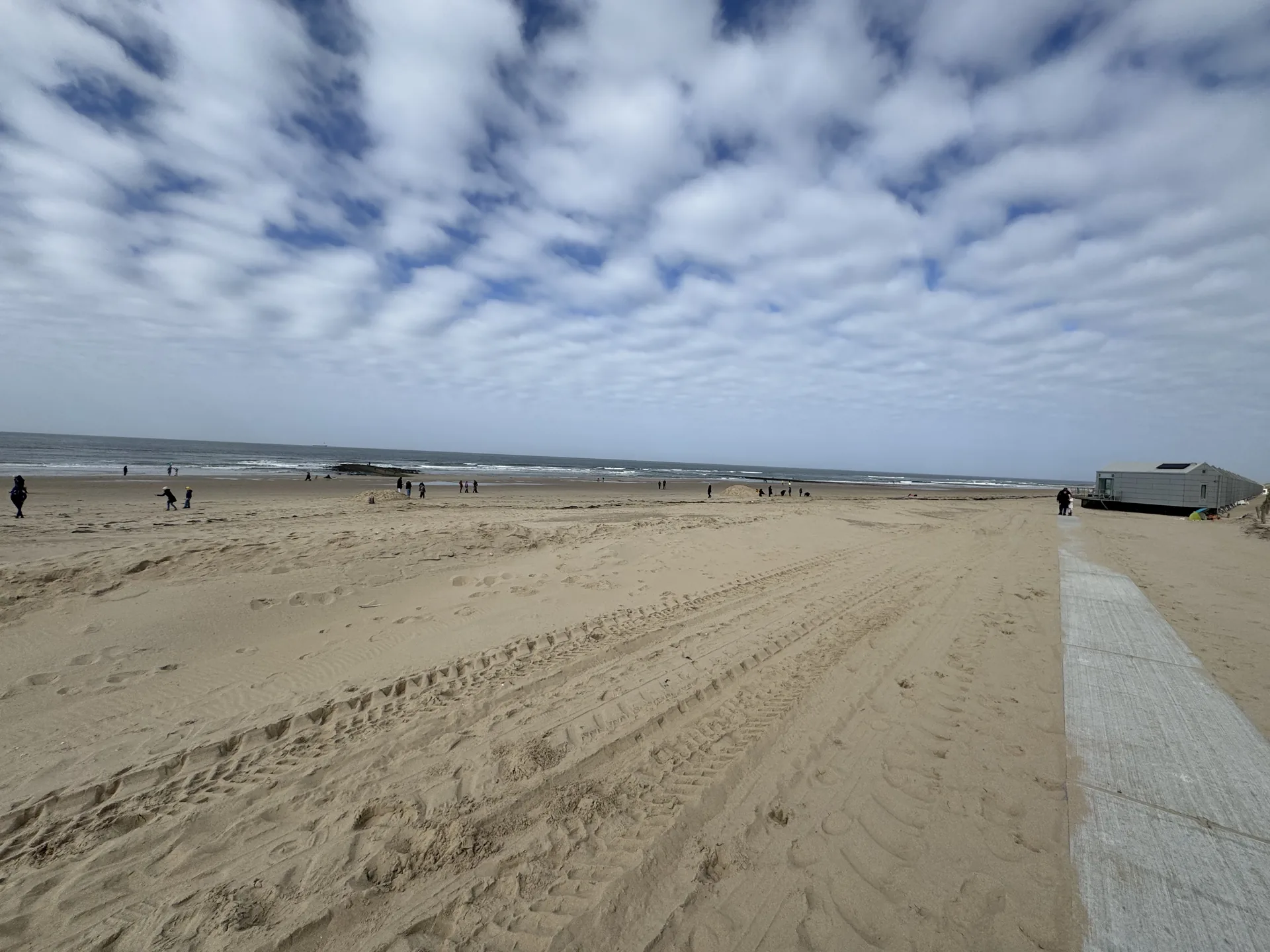 Holzsteg vor den Strandhäuschen, auf dem die Bollerwagen gezogen werden