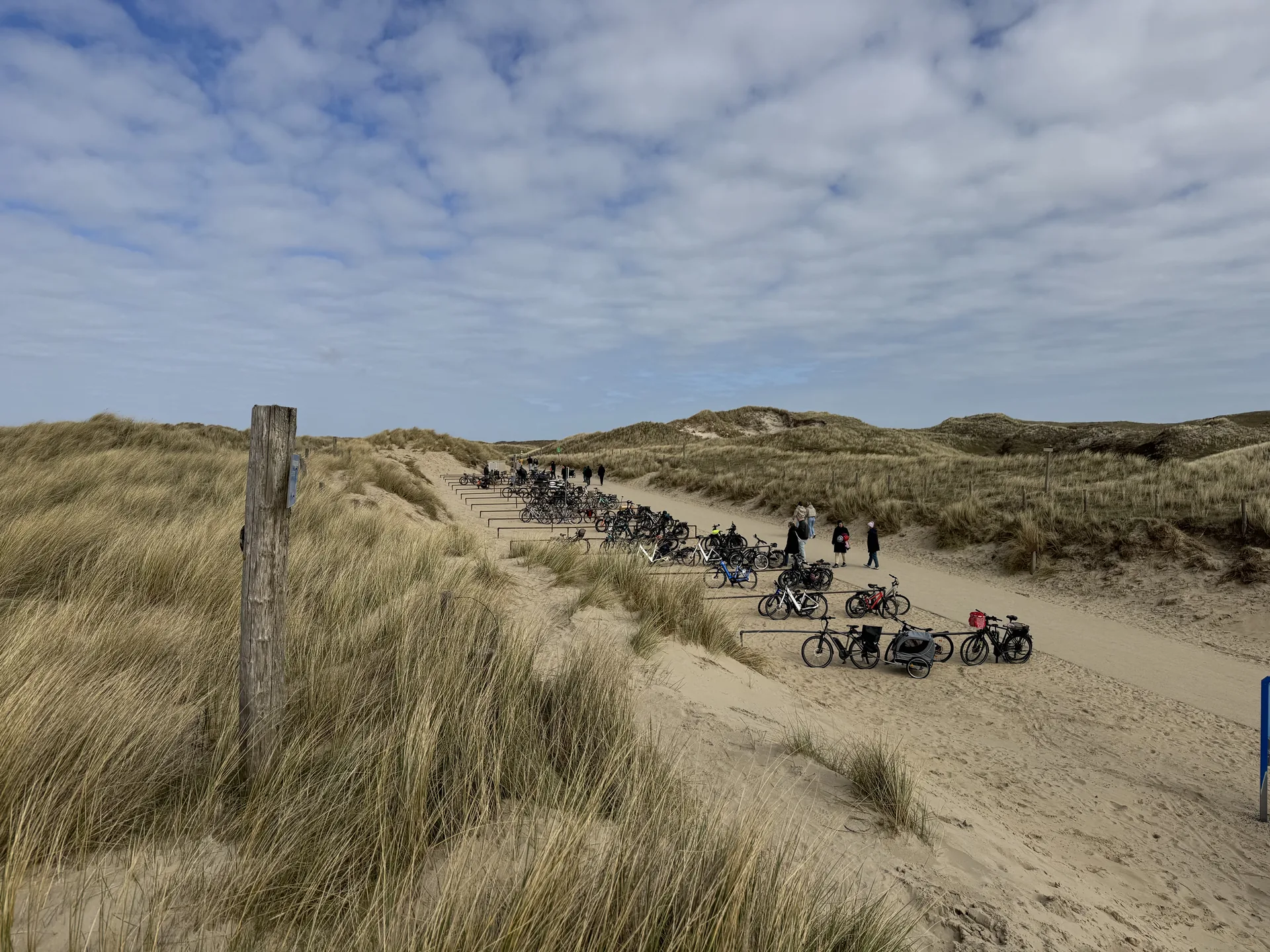 Holzsteg über den Deich zu den Strandhuisjes Julianadorp