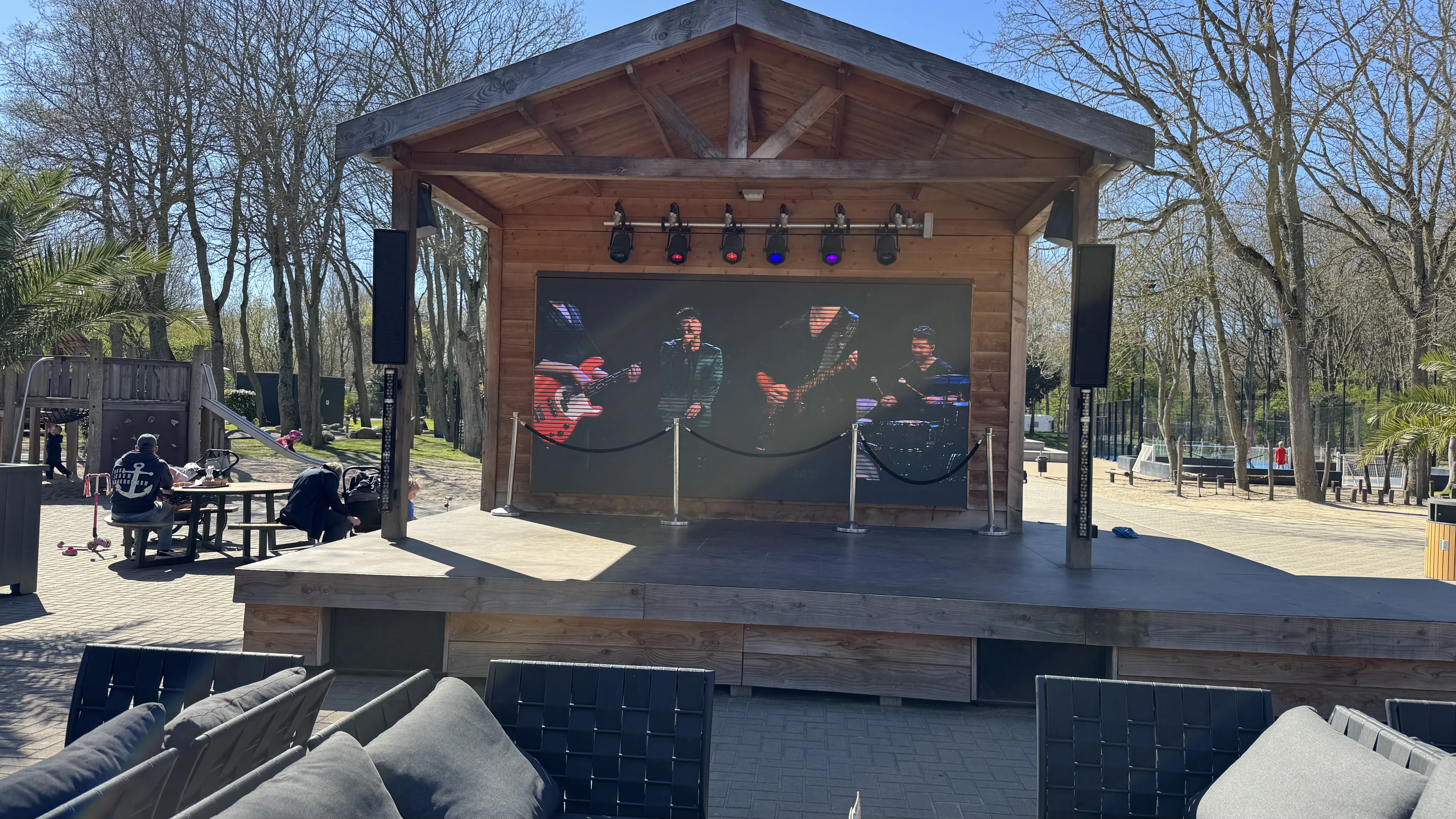 Die Spielplatz-Terrasse mit Bühne im Zentrum des Parks