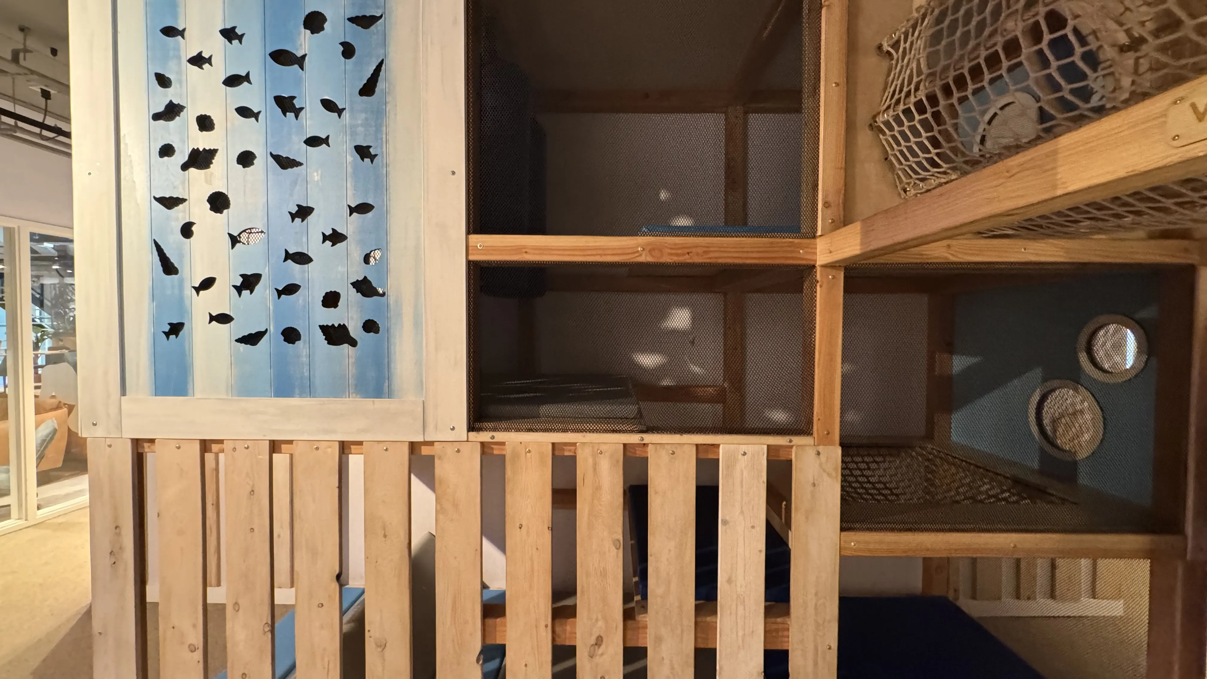 Relativ kleiner Indoor-Spielplatz – ein Raum