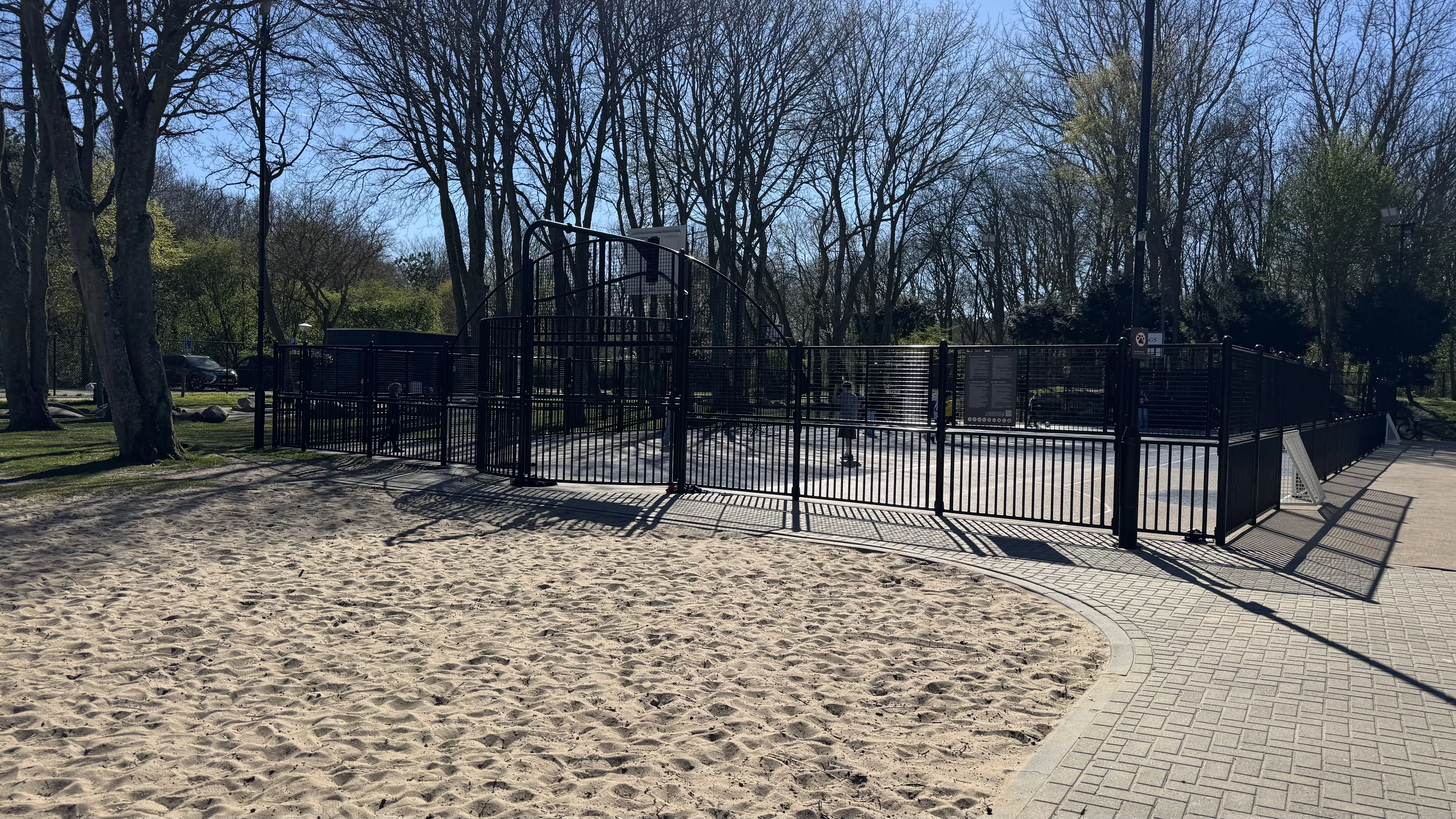 Multifunktions-Sportplatz direkt am Spielplatz