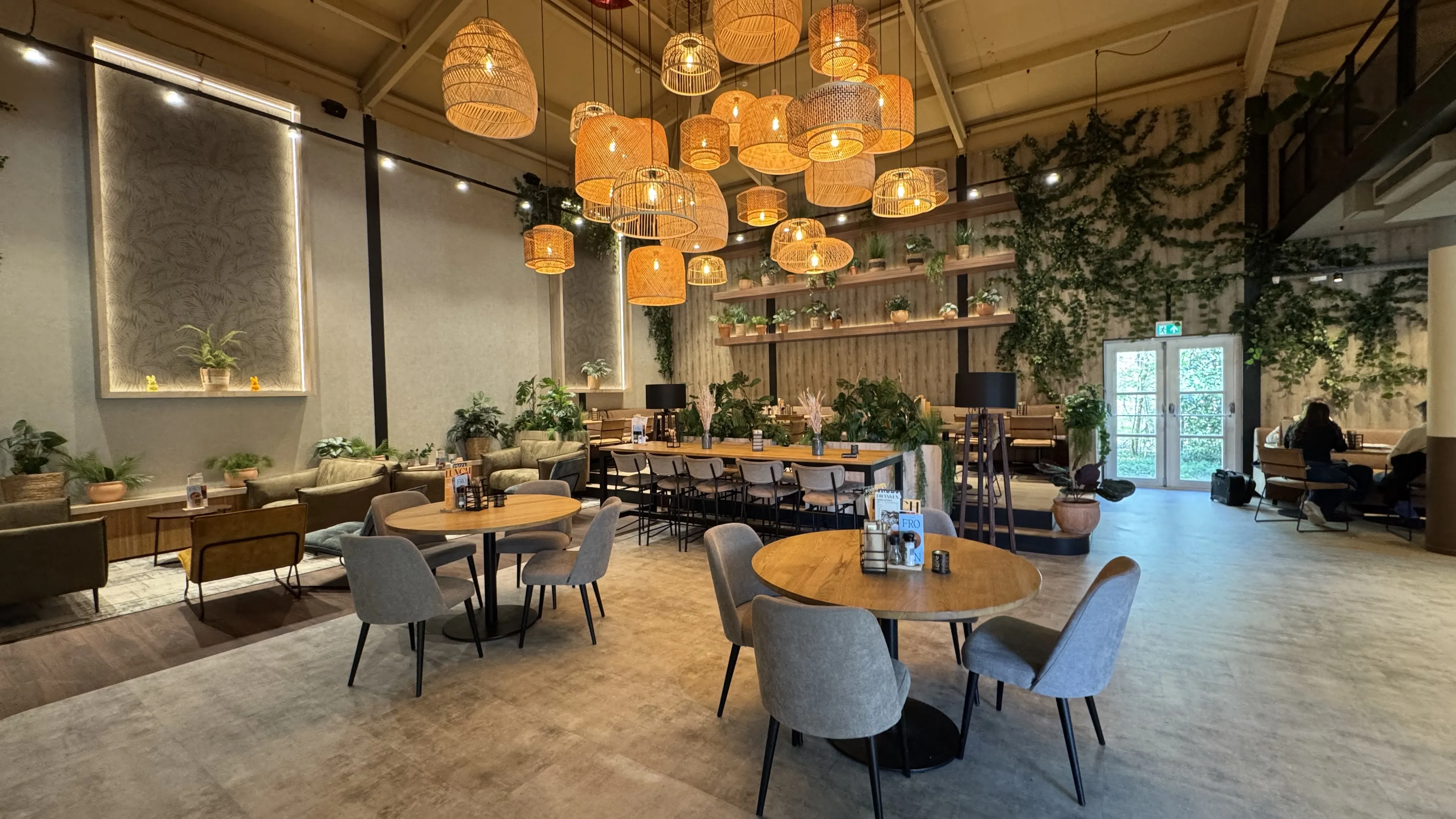 Innen sieht das Restaurant sehr nett aus