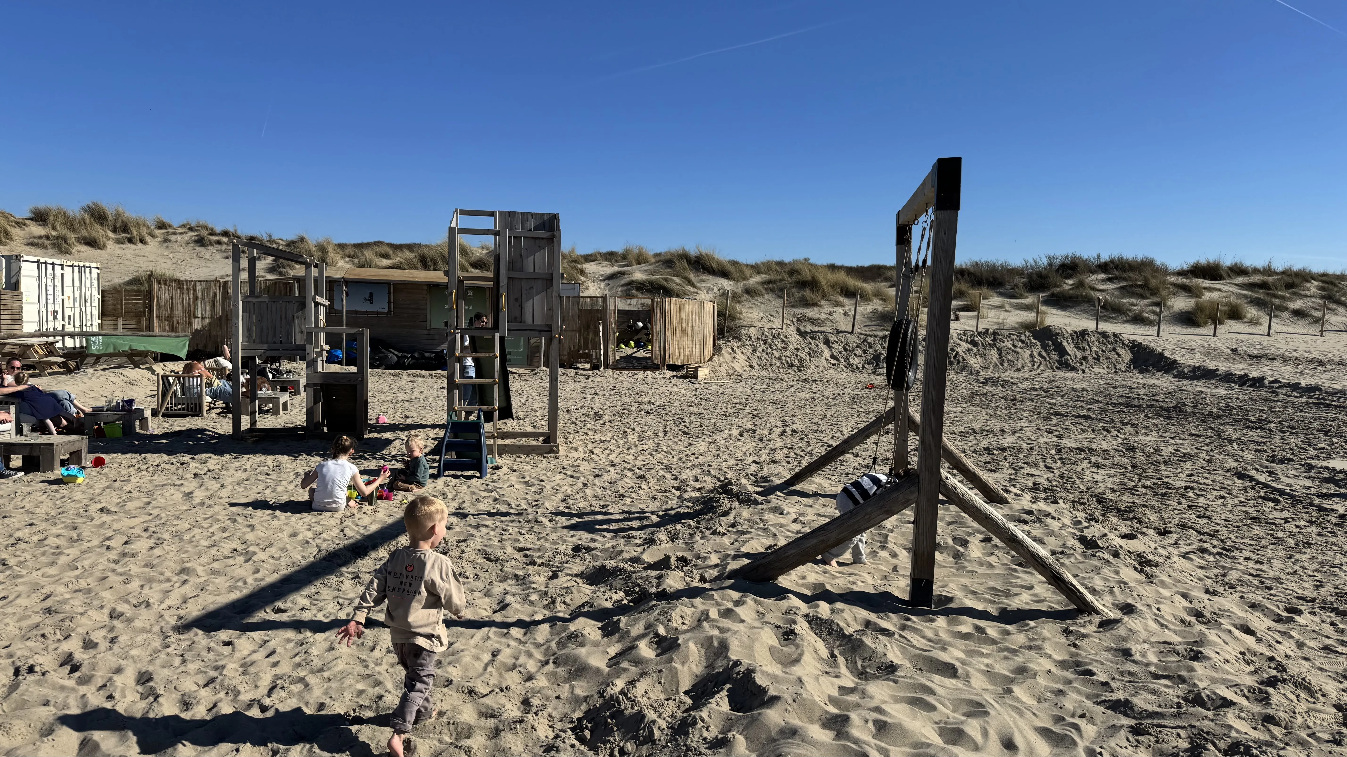 Das Restaurant mit kleinem Spielplatz und etwas Spielzeug im Gastraum