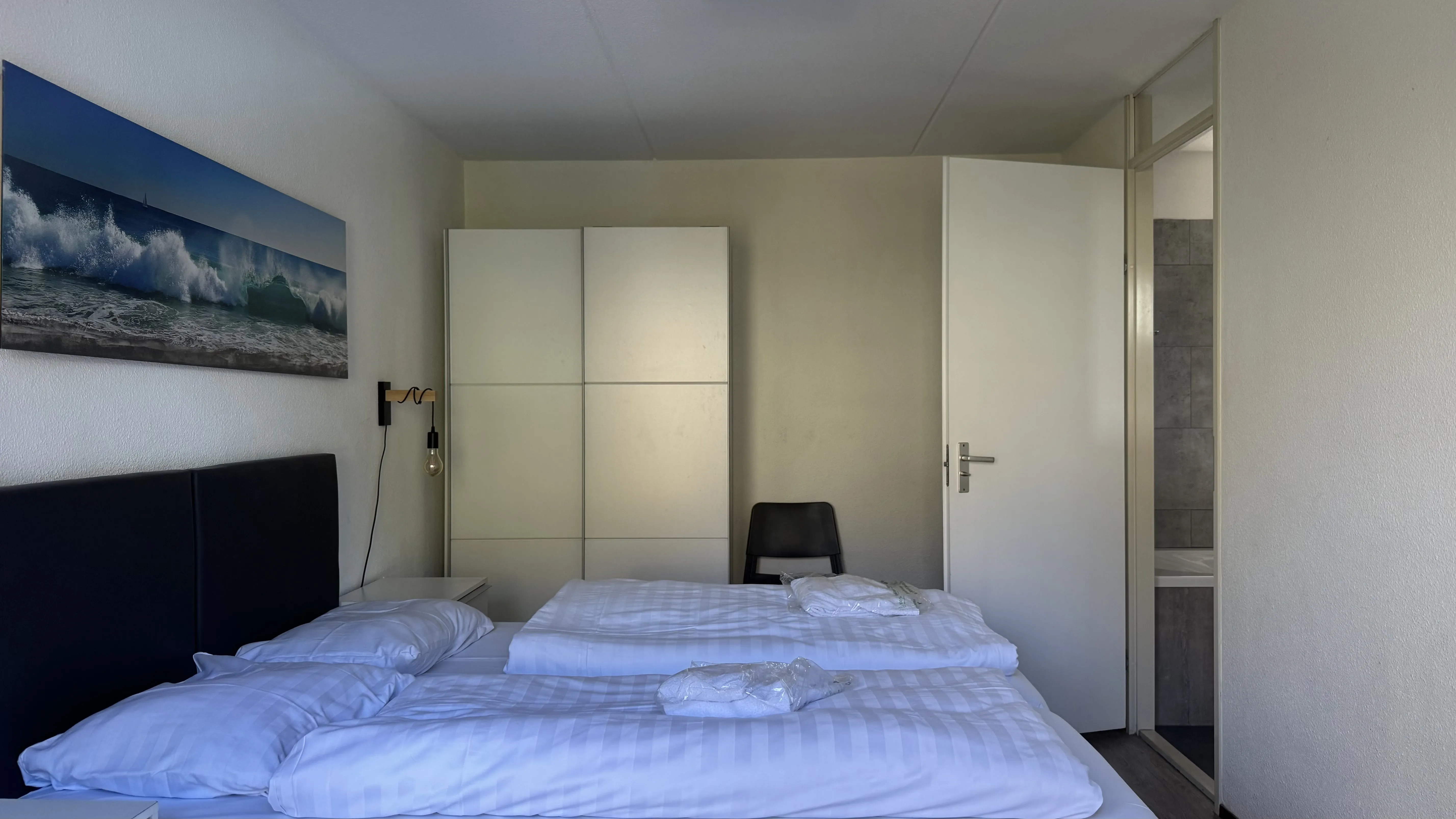 Ein Schlafzimmerbeispiel in einem Ferienhaus