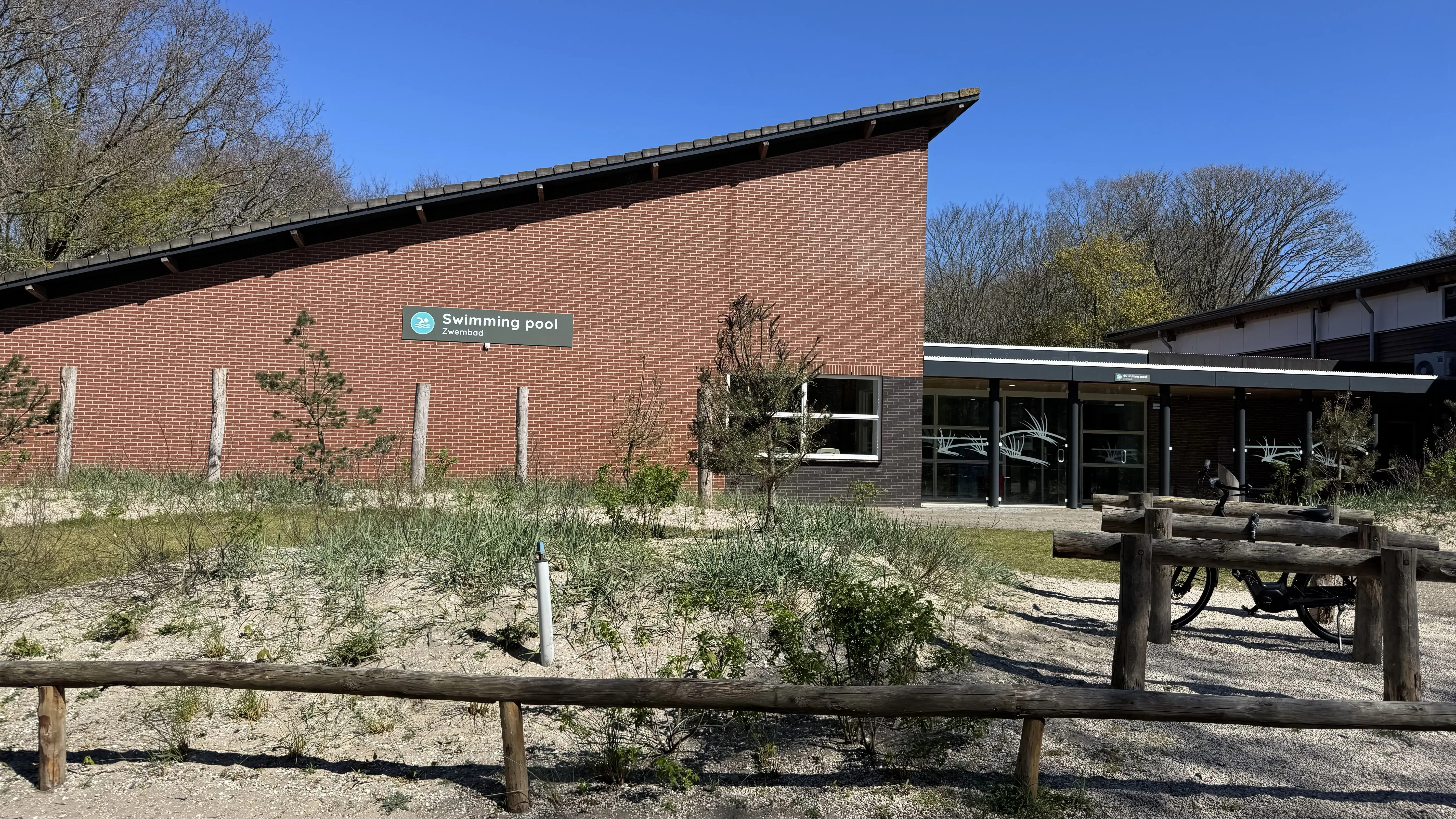 Das Hallenbad von außen – modernes Gebäude