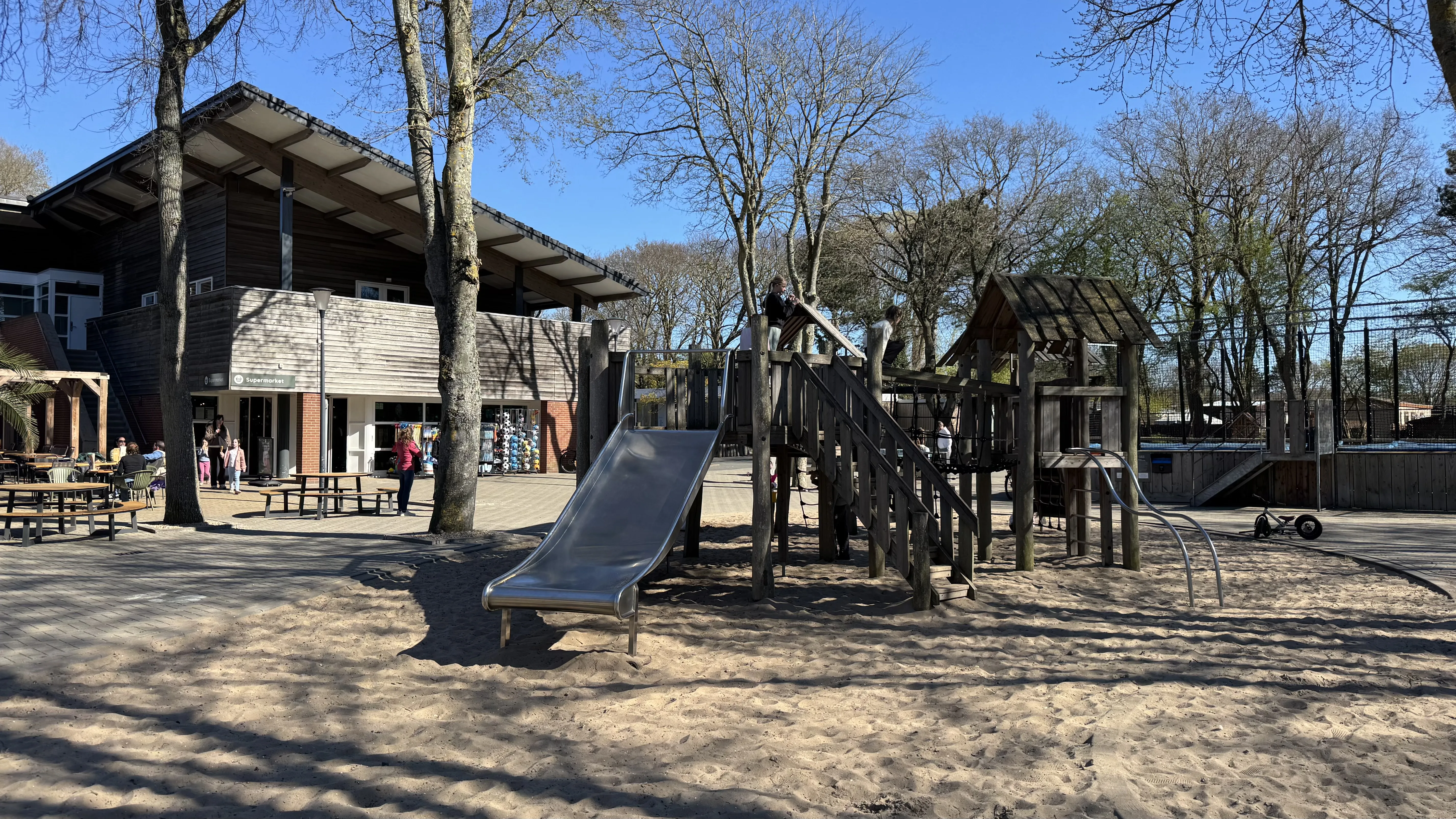 Der zentrale Spielplatz direkt vor dem Café
