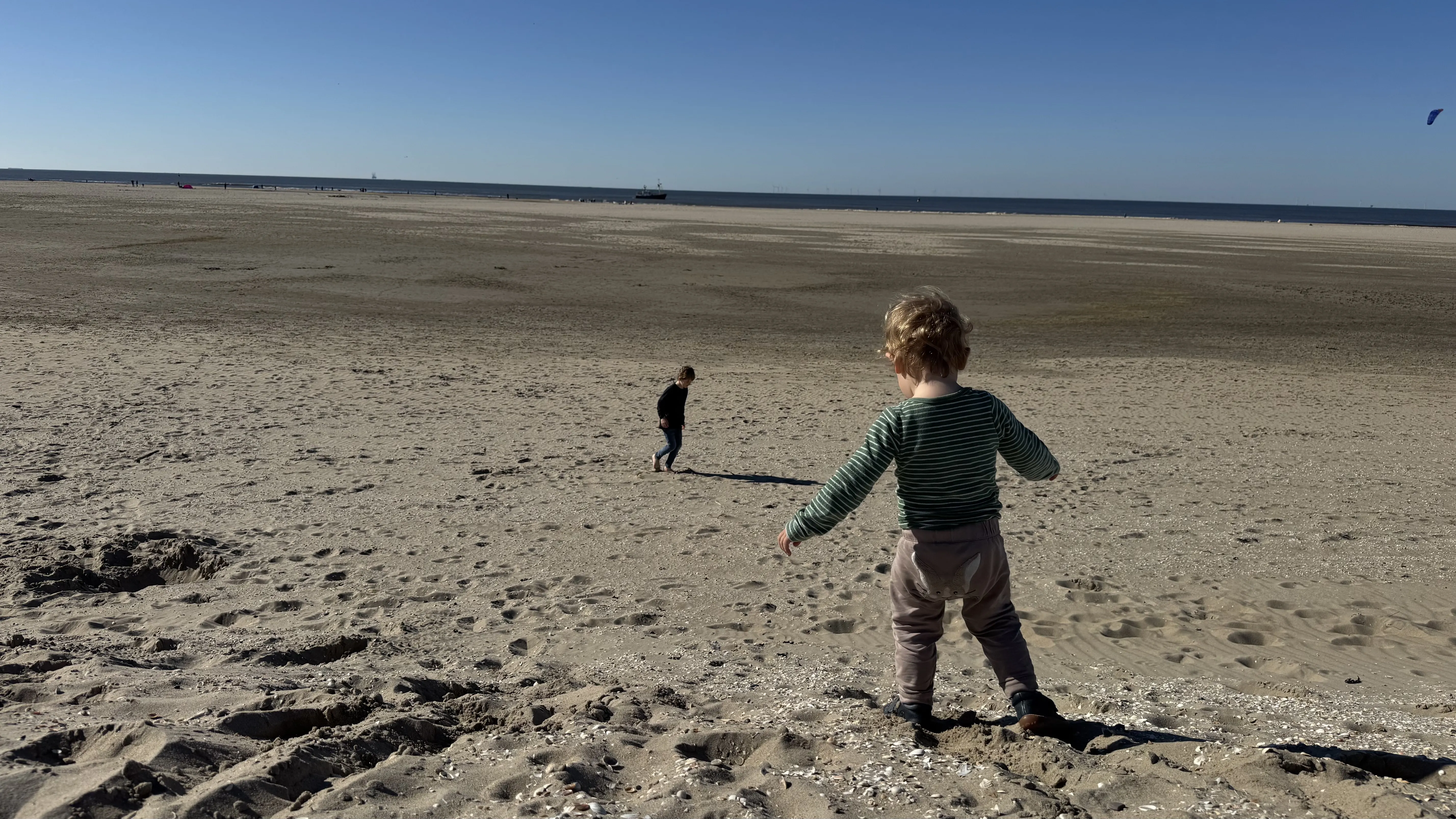 Unsere Kinder auf dem endlosen Strand bei Kijkduin
