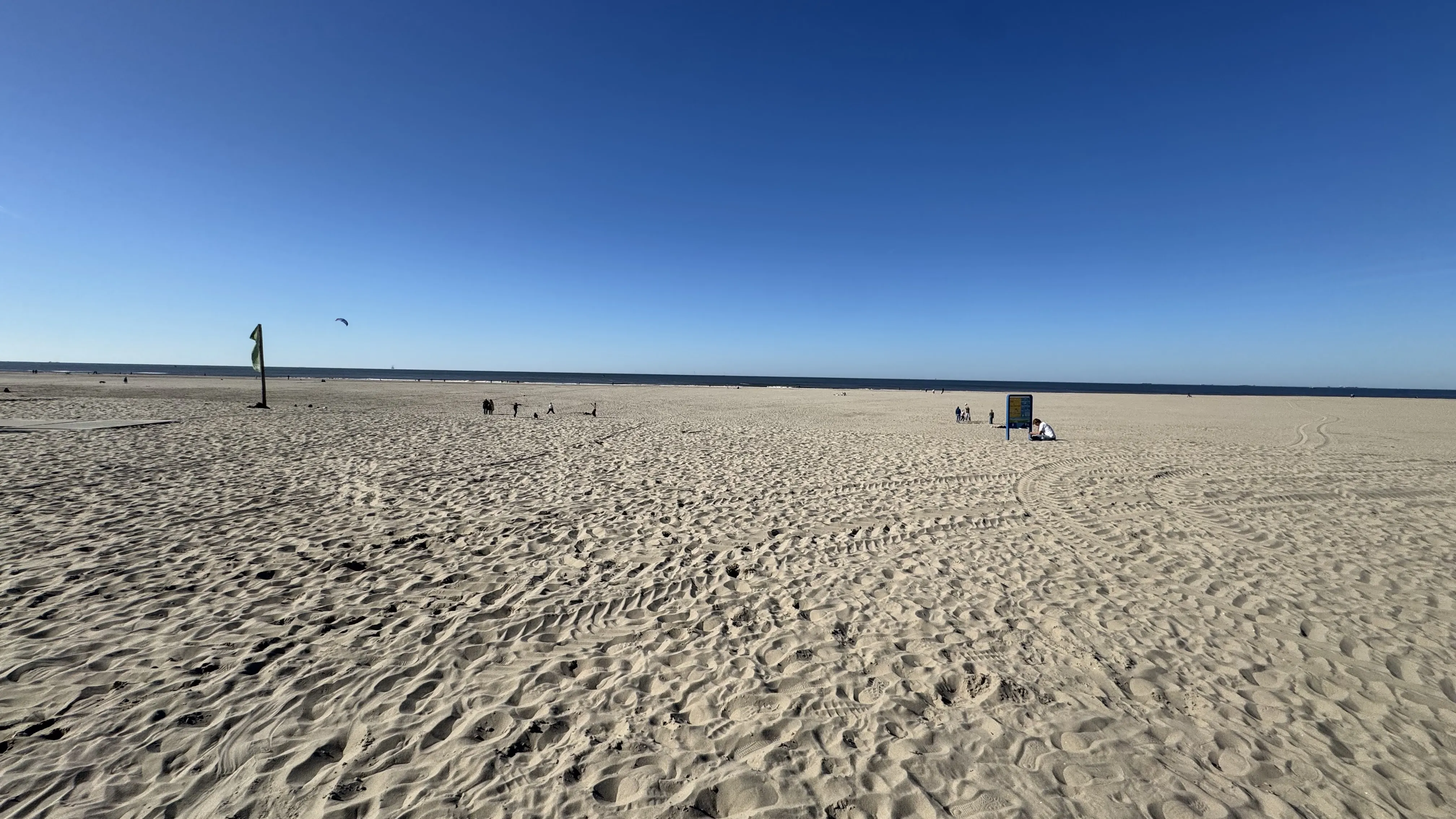 Weitläufiger Sandmotor-Strand am Landal Vakantiepark Kijkduin bei Den Haag
