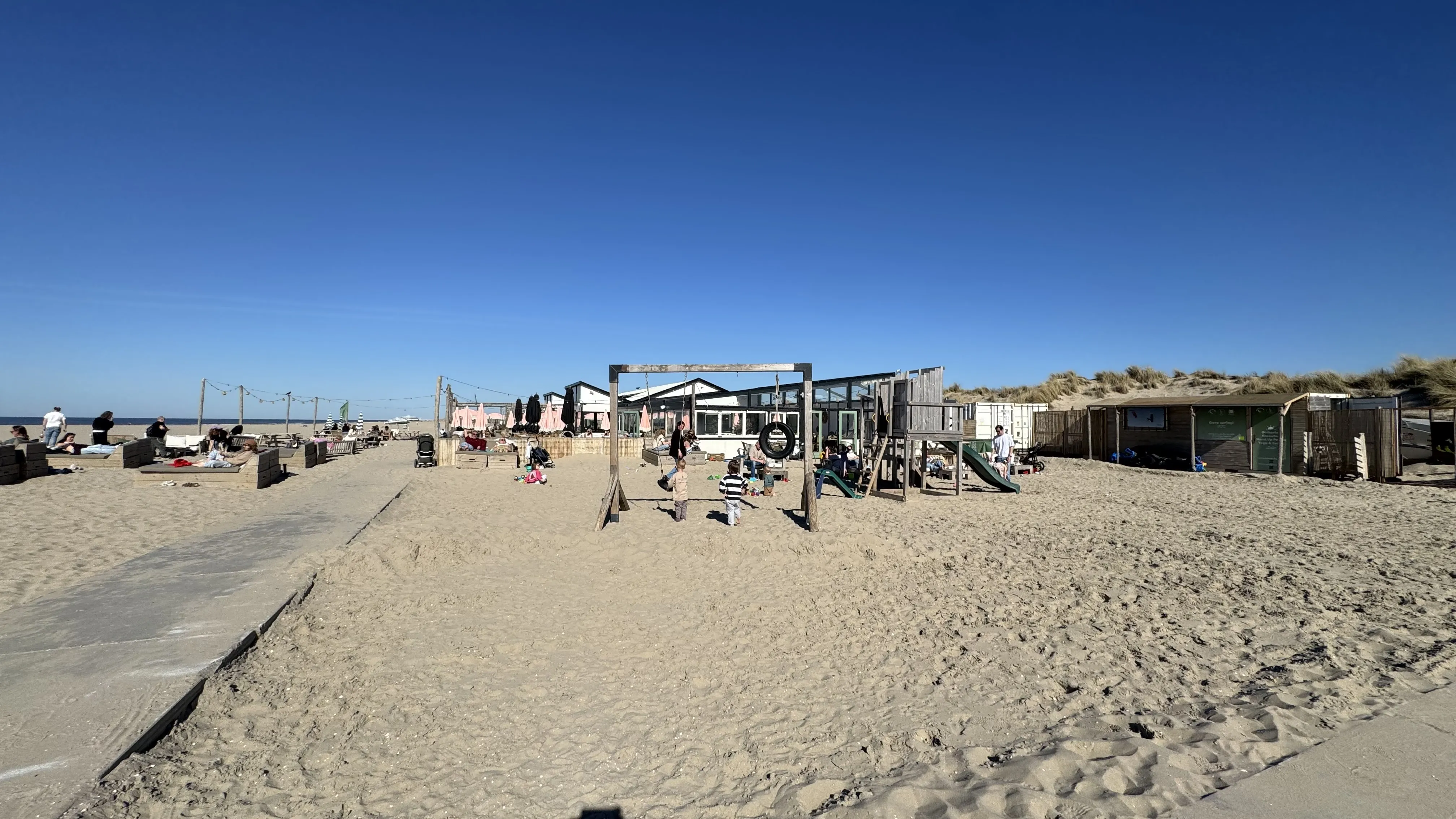 Strandrestaurant-Atmosphäre mit Spielplatz