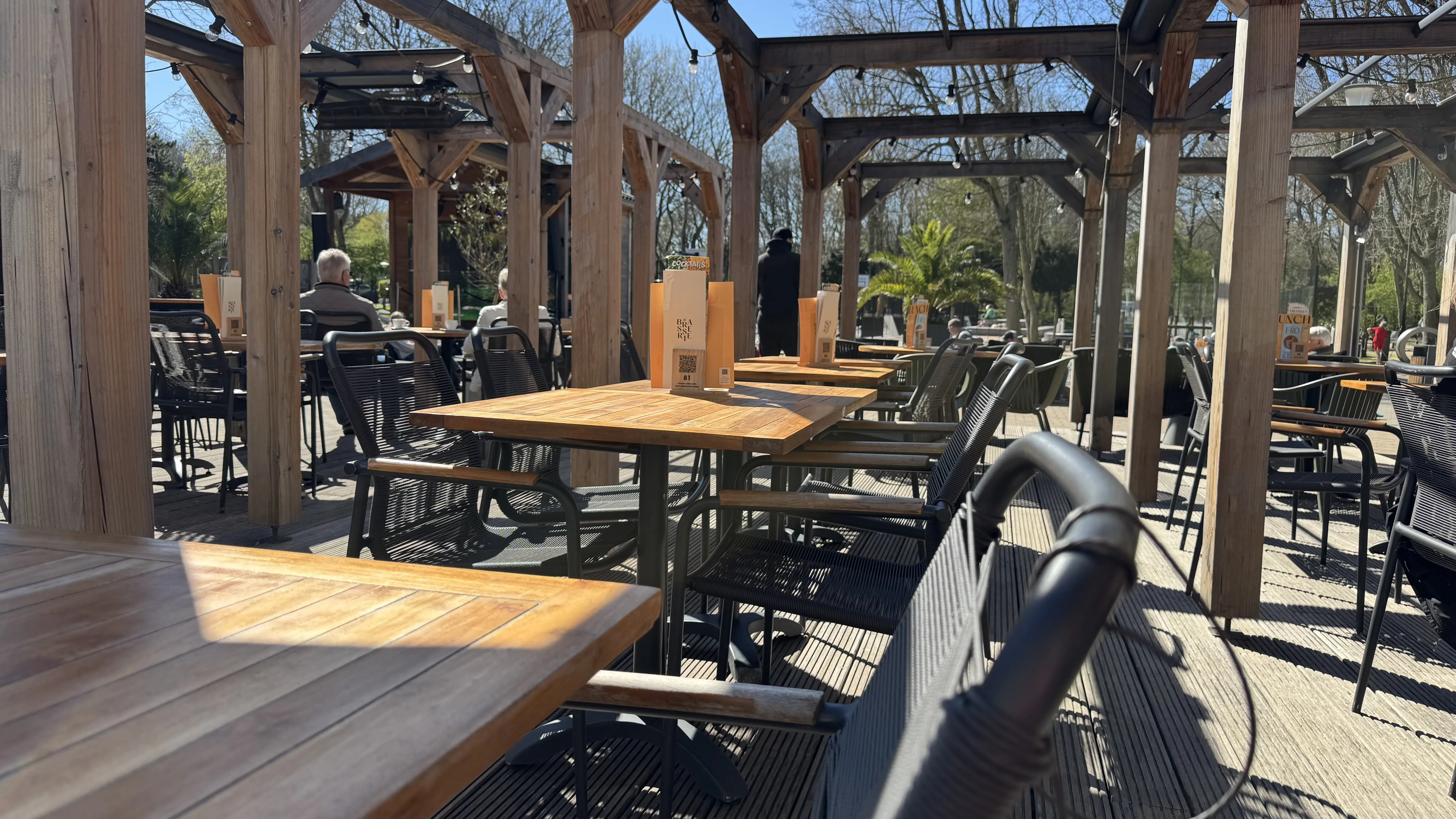 Von der Terrasse hat man die Spielplätze gut im Blick