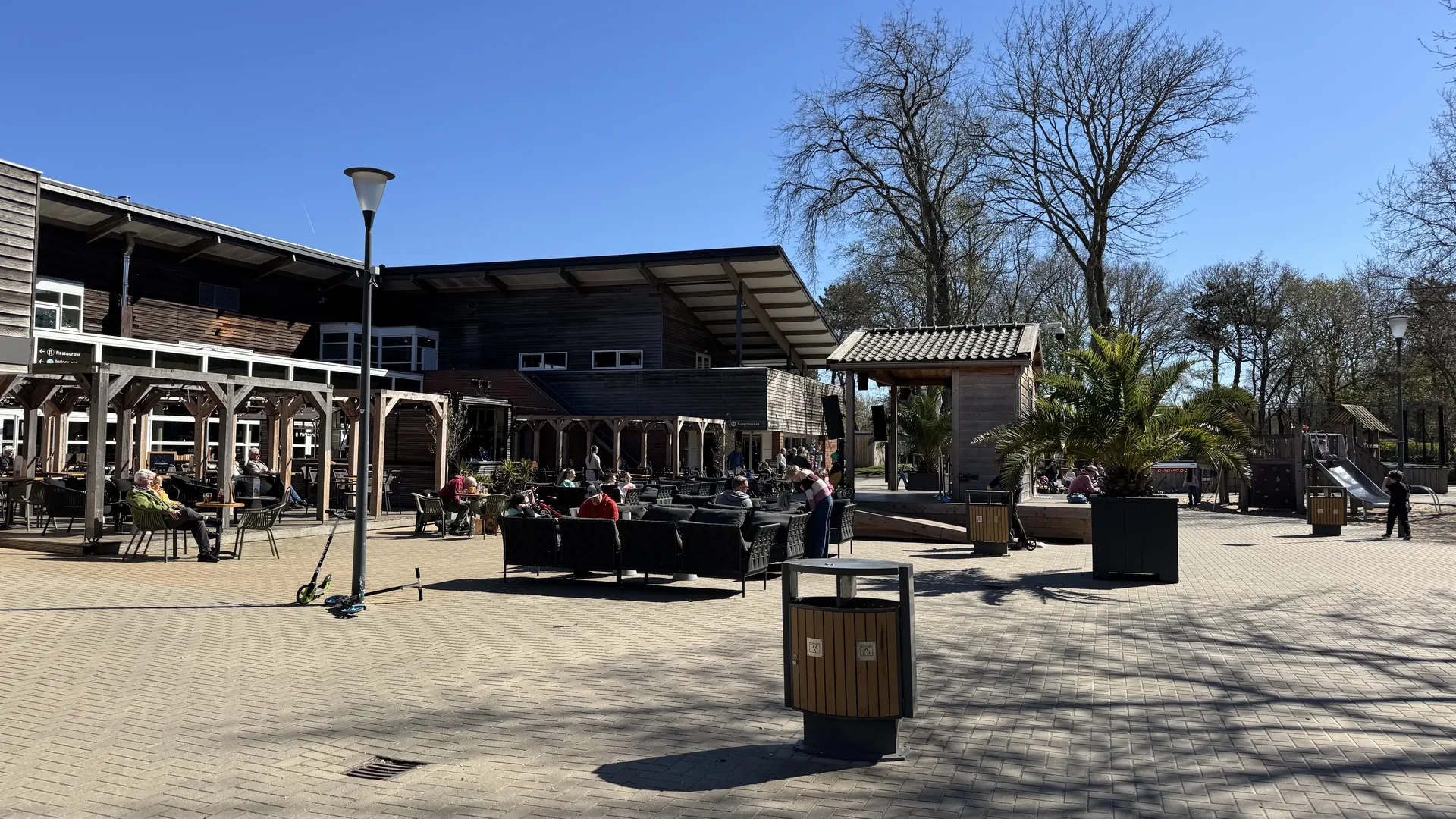 Terrasse am zentralen Platz mit Sitzgruppen in der Sonne