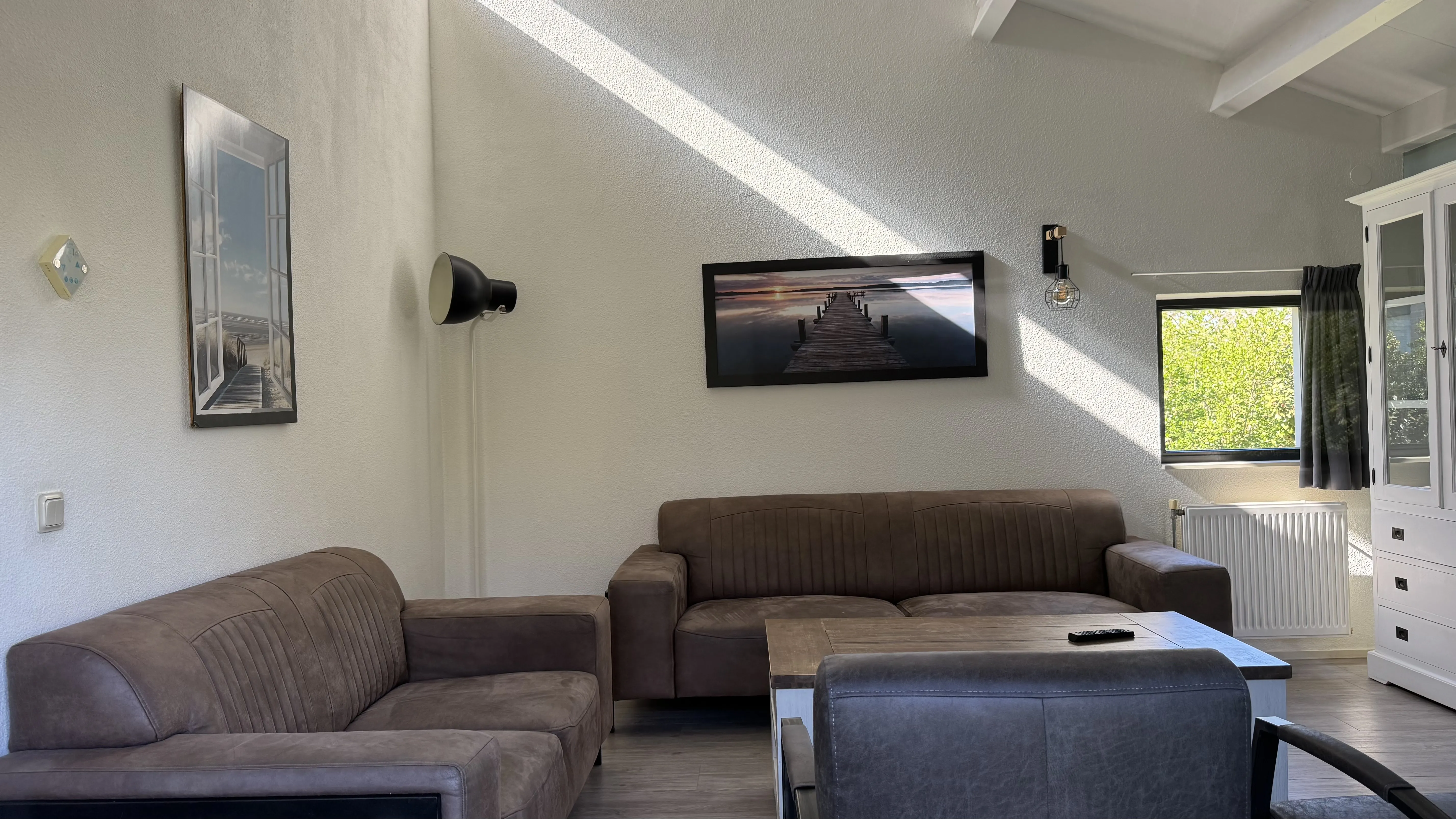 Ein Wohnzimmerbeispiel in einem Ferienhaus