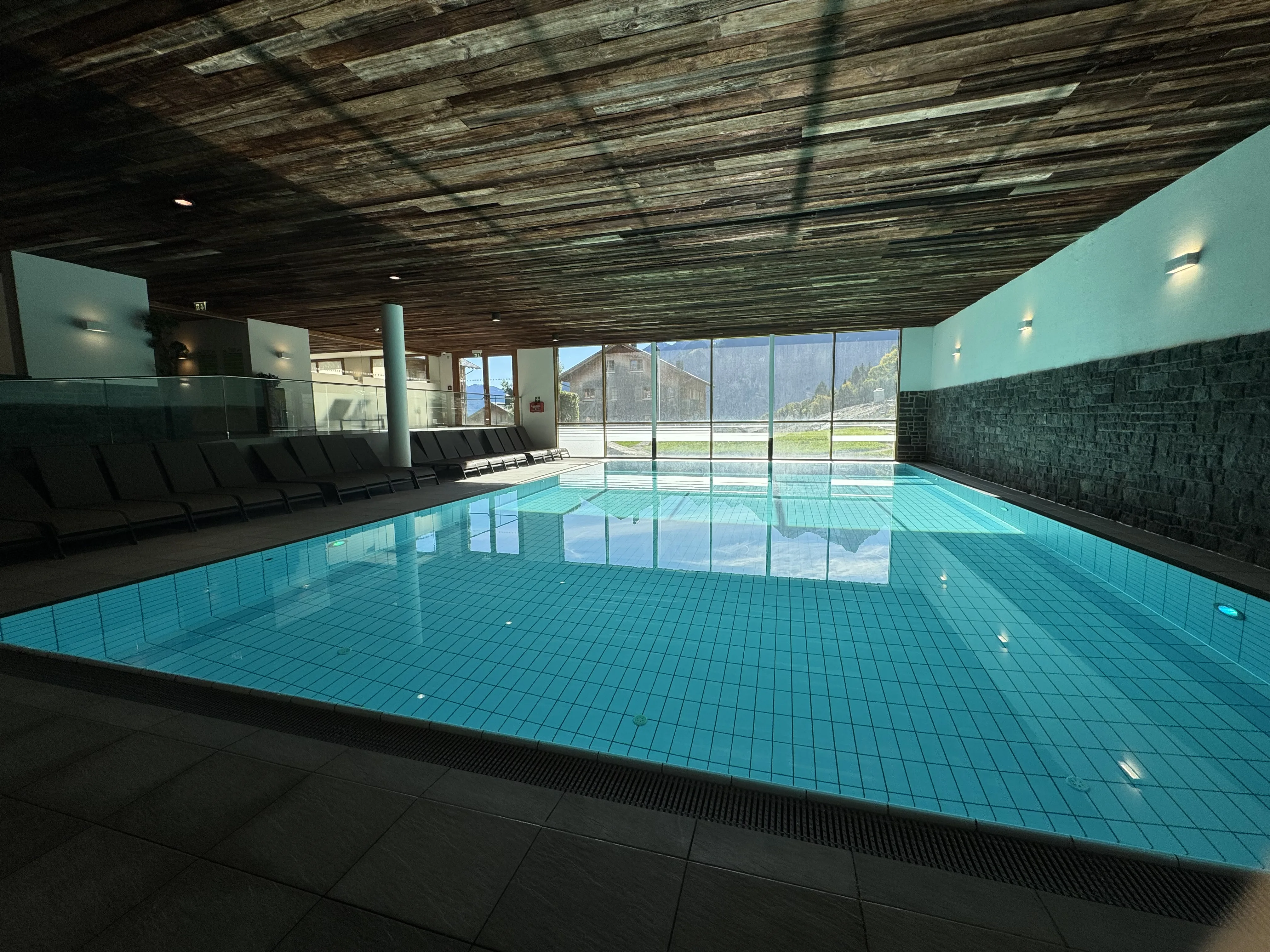 Das Hallenbad mit Bergblick durch die Glasfront