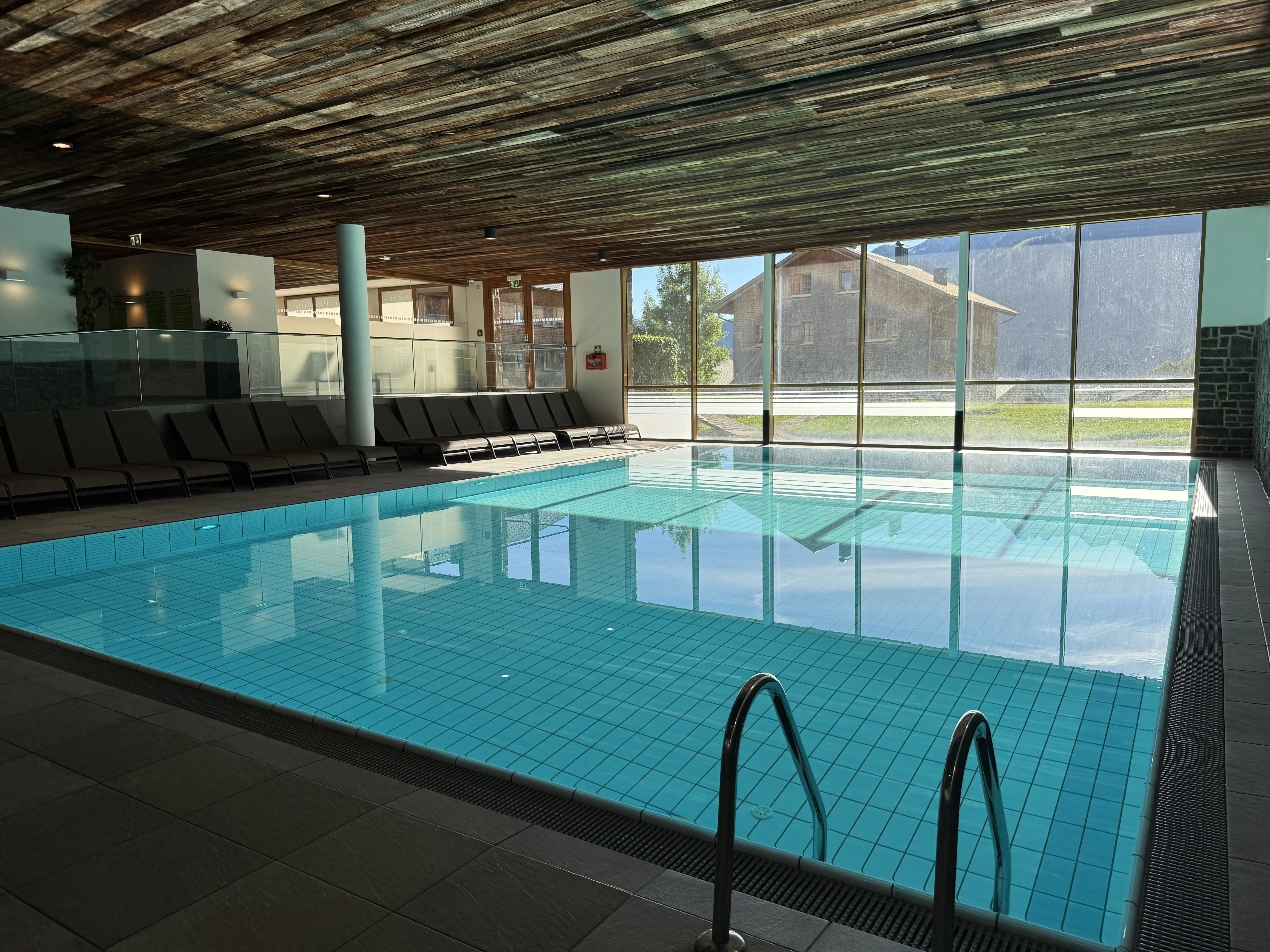 Das Hallenbad mit Panoramafenstern und Blick auf die Berge