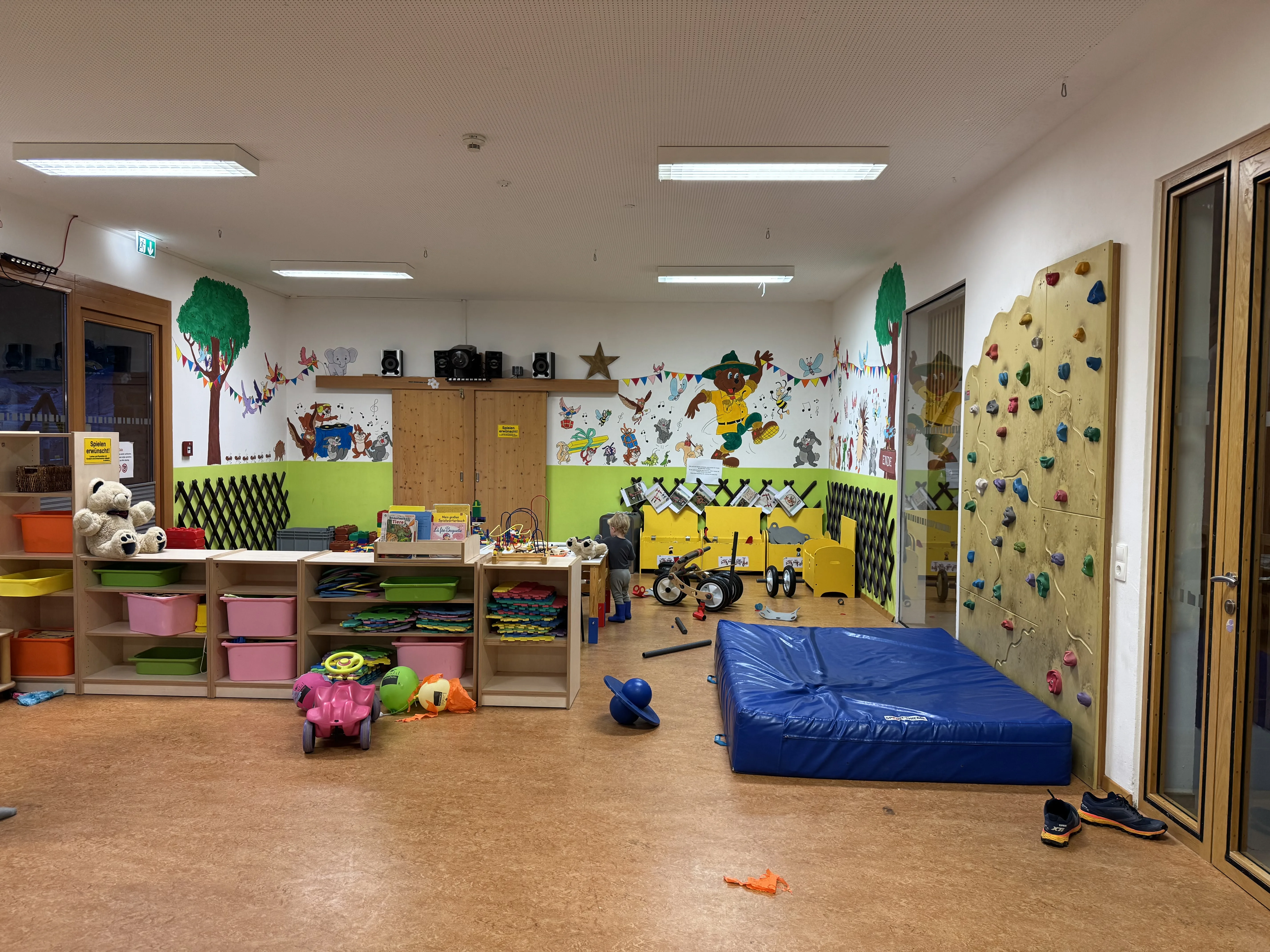Der Kids Club im Landal Brandnertal mit Spielsachen und Kletterwand