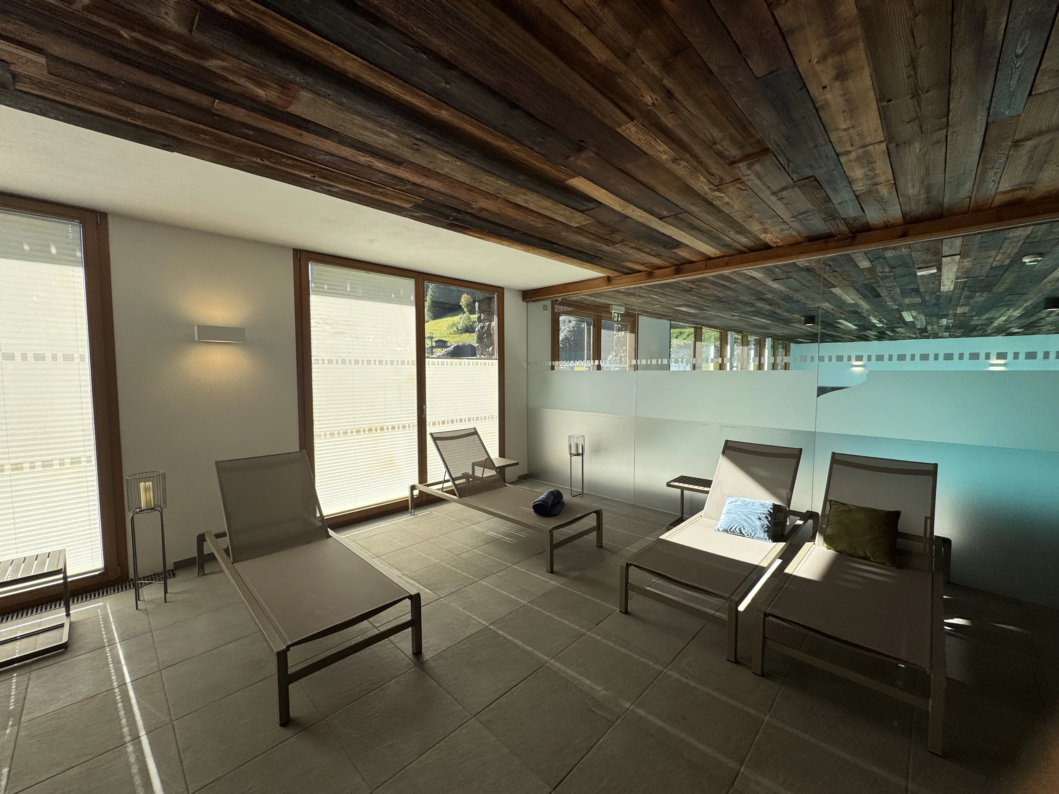 Der Ruhebereich mit Panoramafenstern