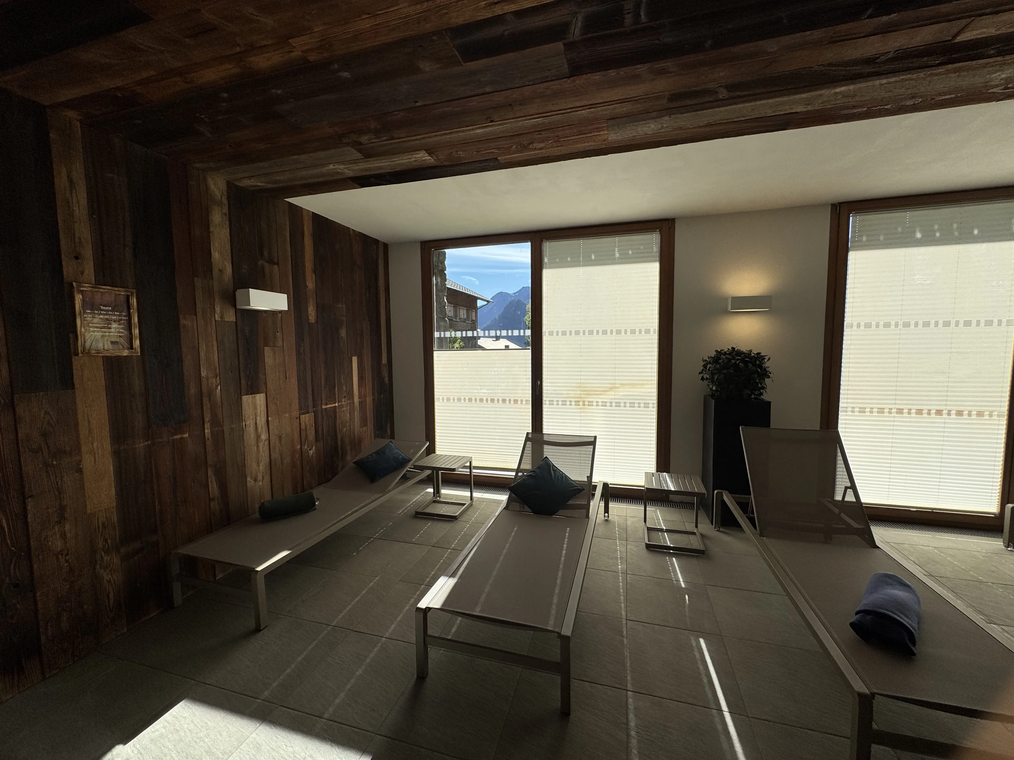 Der Ruheraum mit Liegen und Bergblick