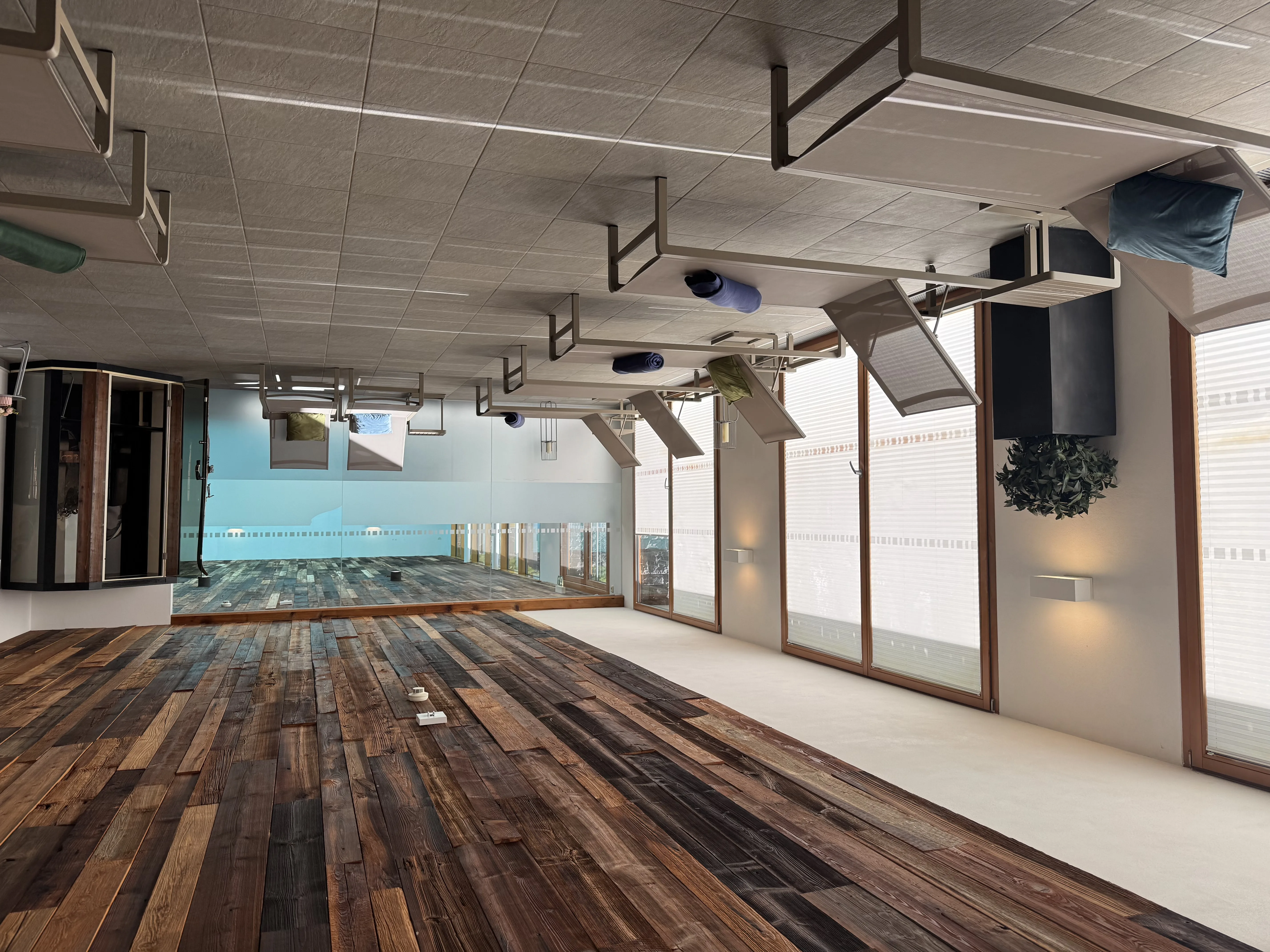 Das Hallenbad von der Galerie aus gesehen