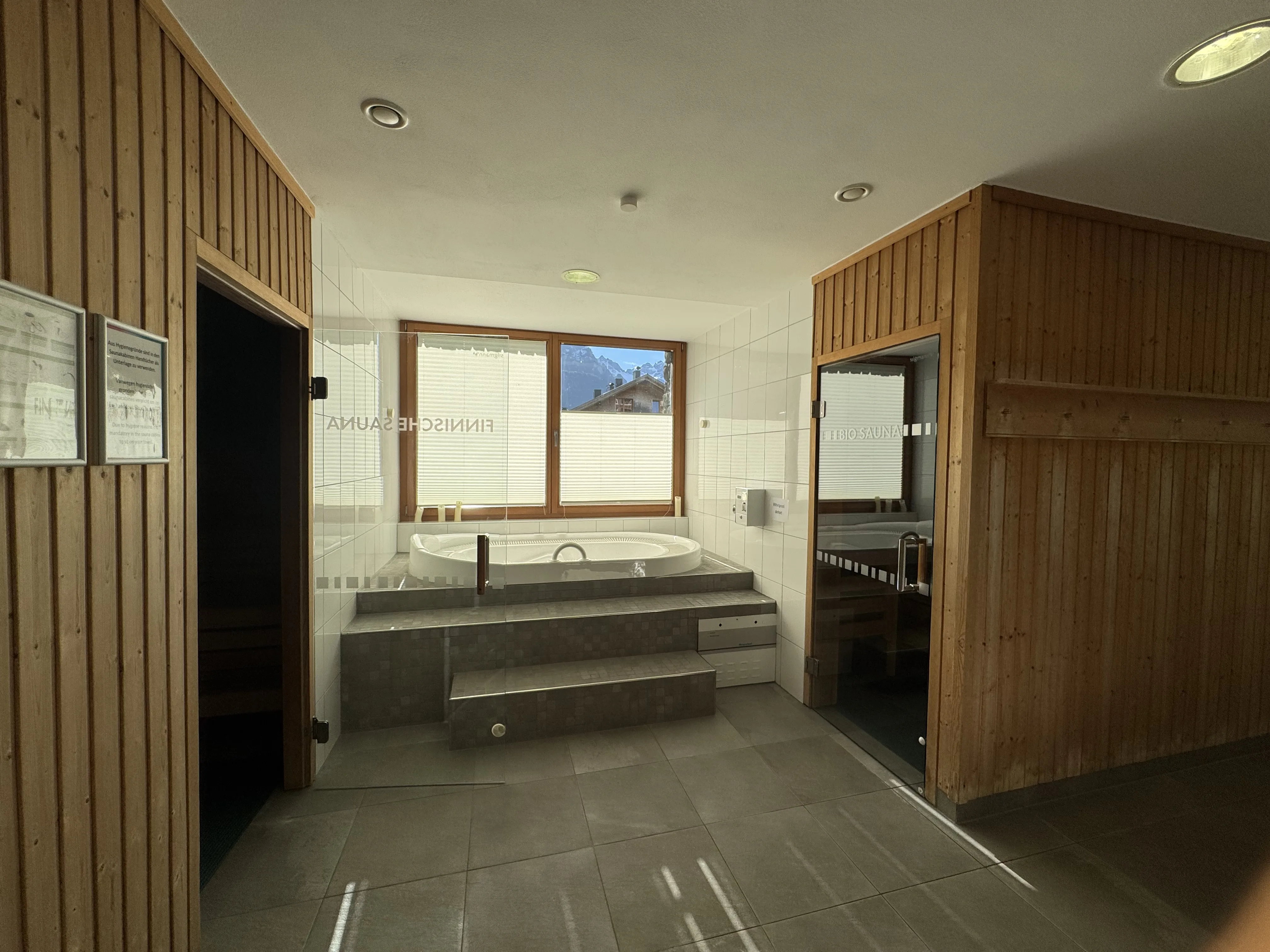 Der Wellnessbereich mit Whirlpool, Finnischer Sauna und Bio-Sauna