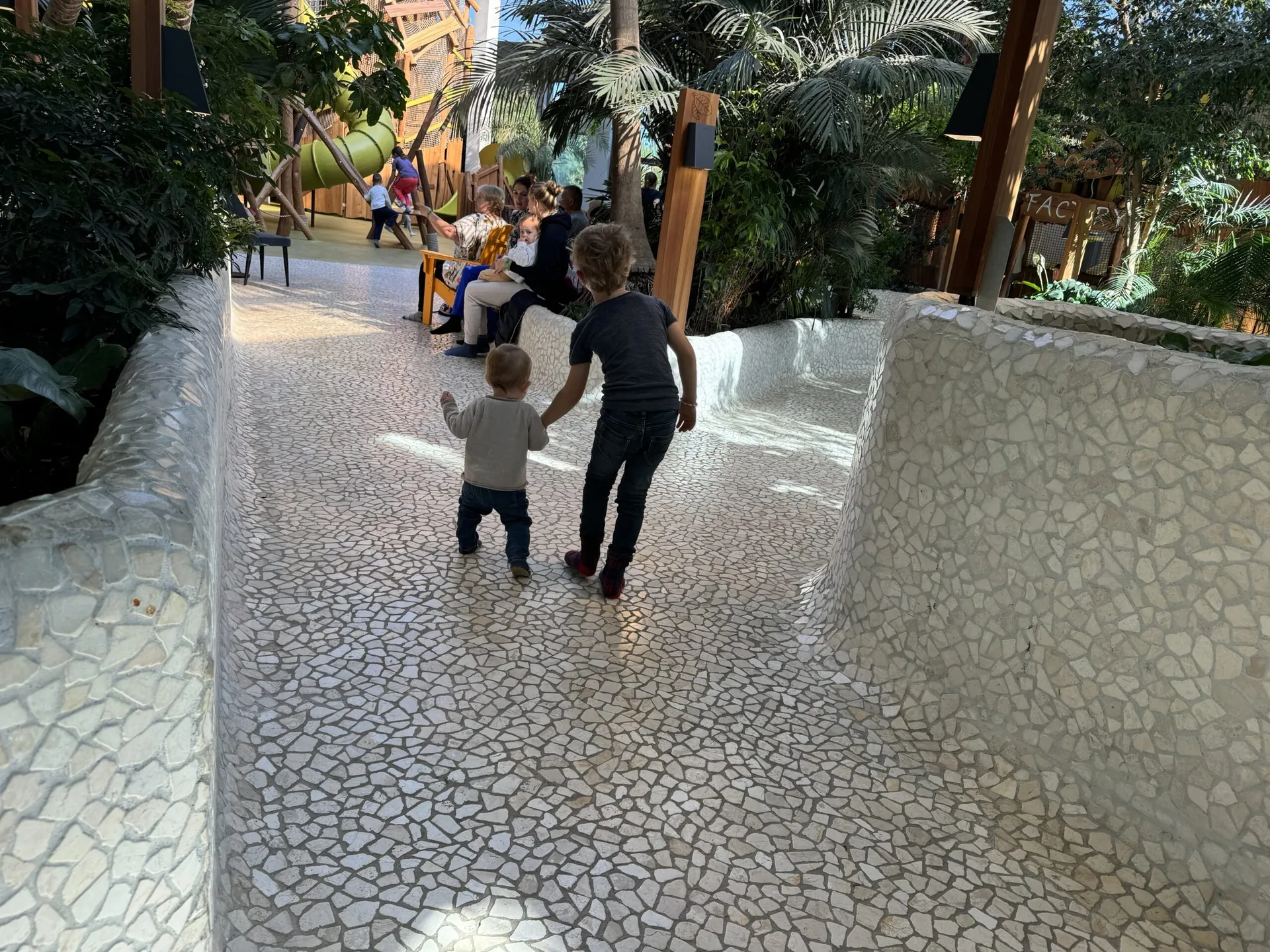 Unsere zwei Söhne Hand in Hand im Center Parcs Allgäu