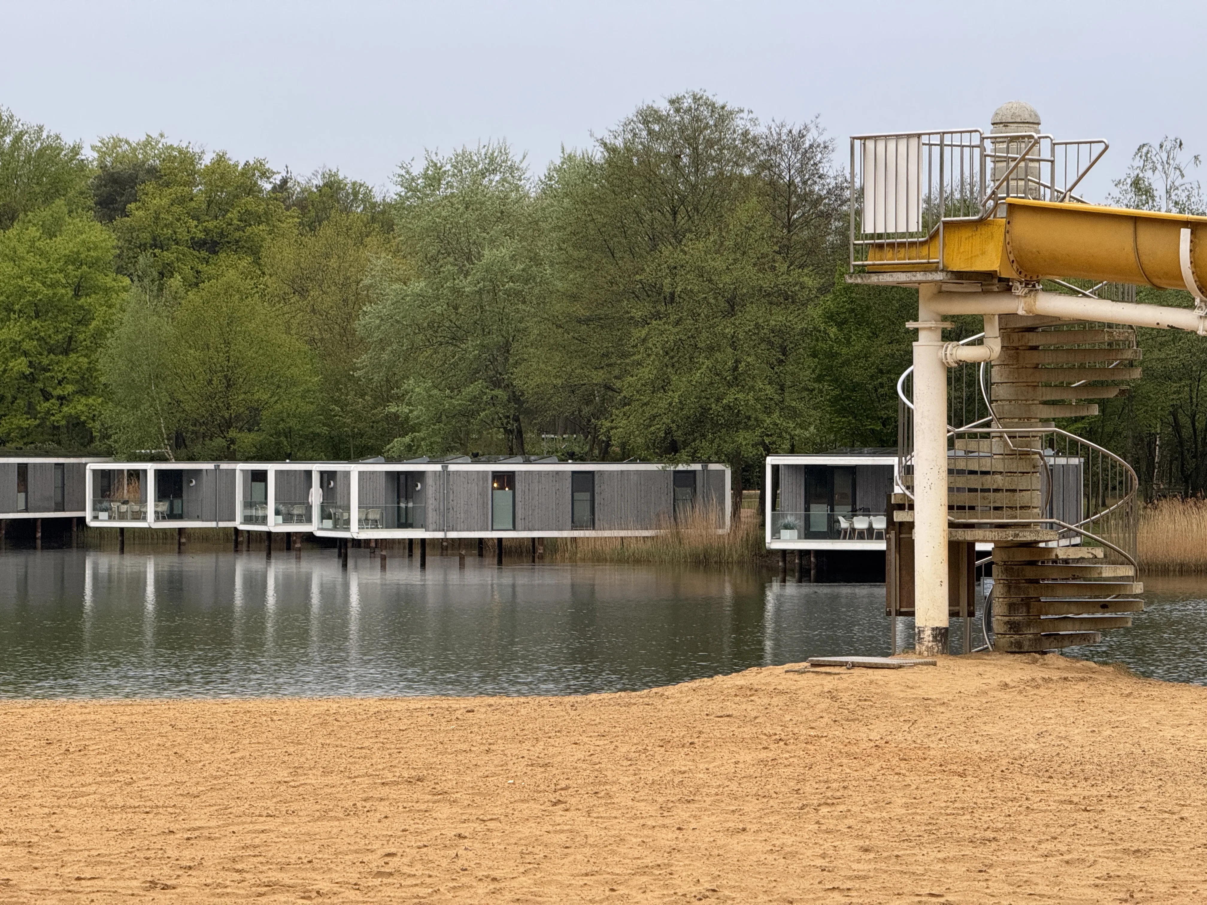 Ein Overwater Bungalow (Watercube) am See