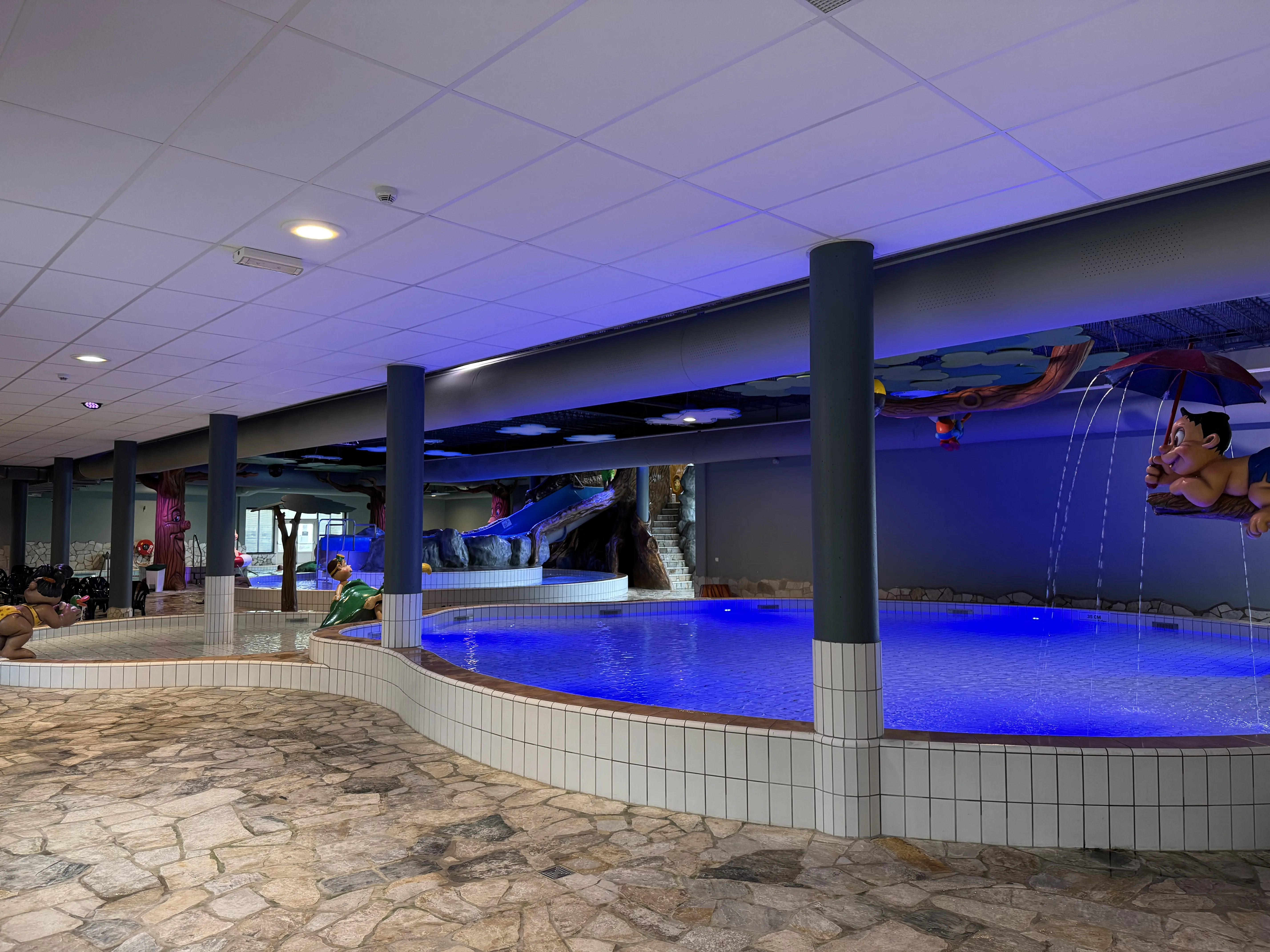 Das Schwimmbad mit Rutsche