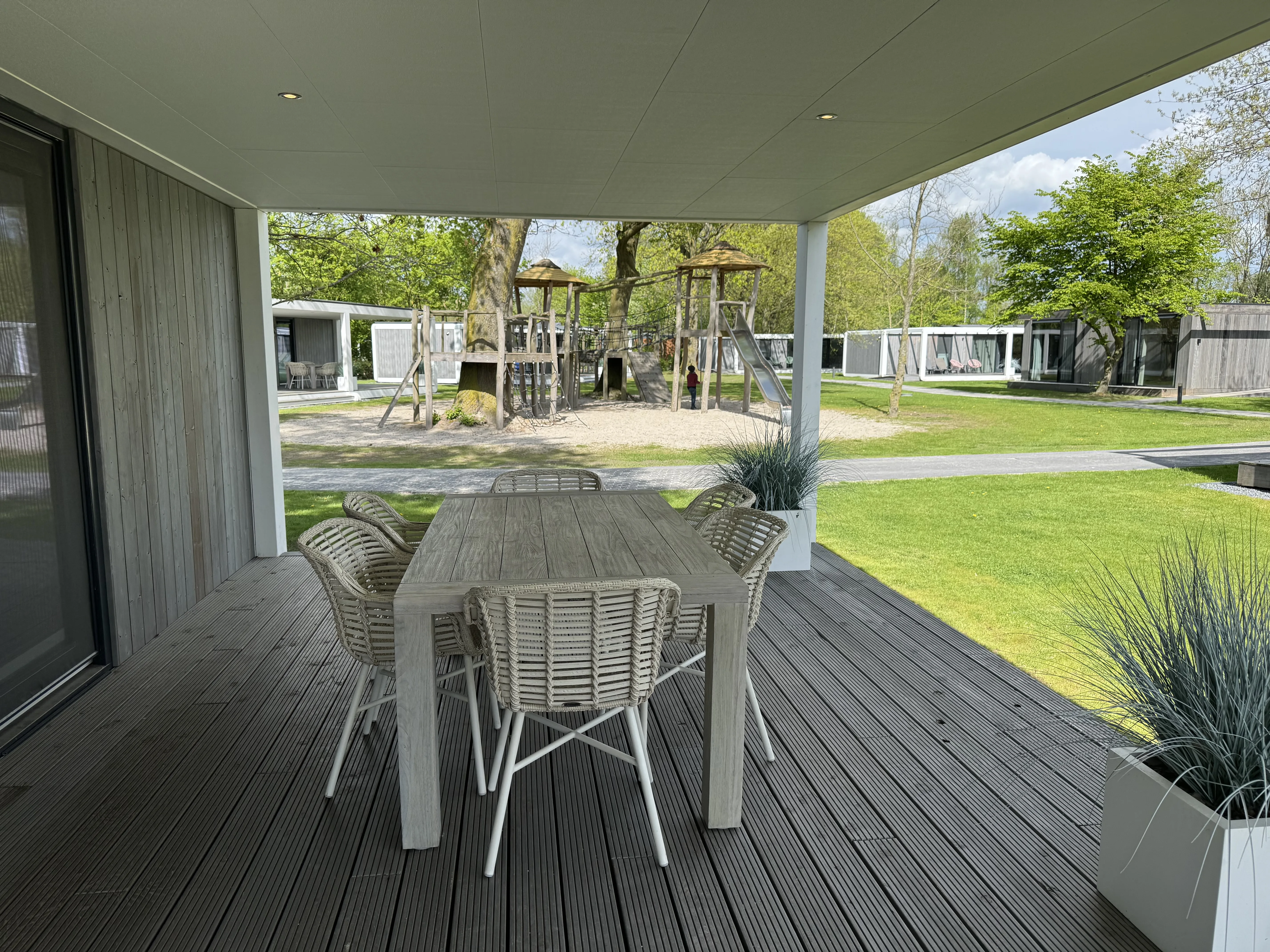 Umgebung der Waldlodge – Wald und Spielplatz