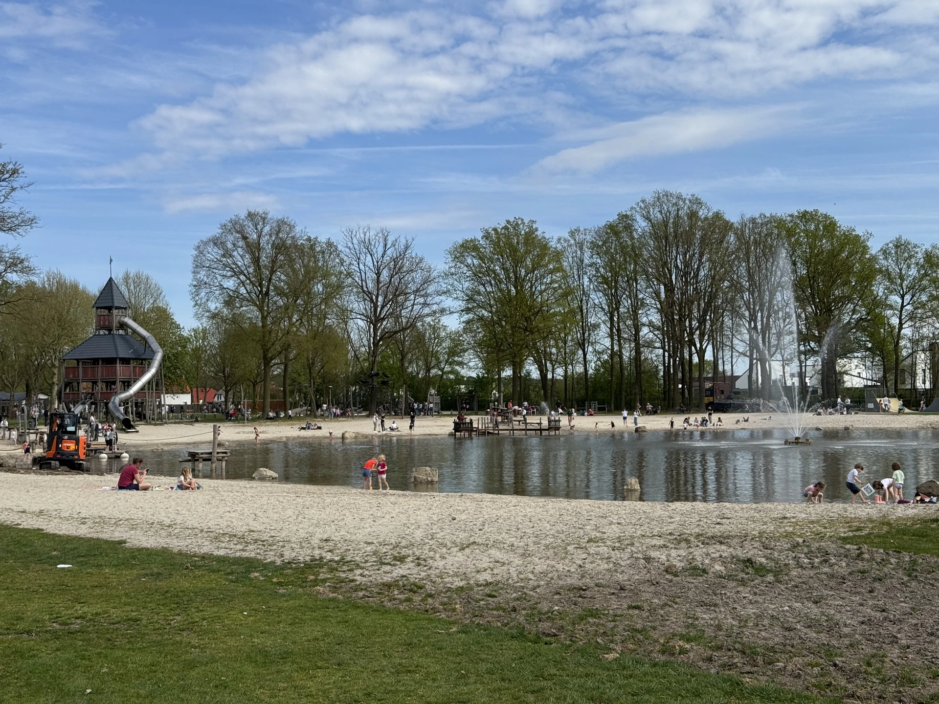 Tagesstrand am Ruderteich von De Leistert mit Spielturm, Röhrenrutsche und Fontäne