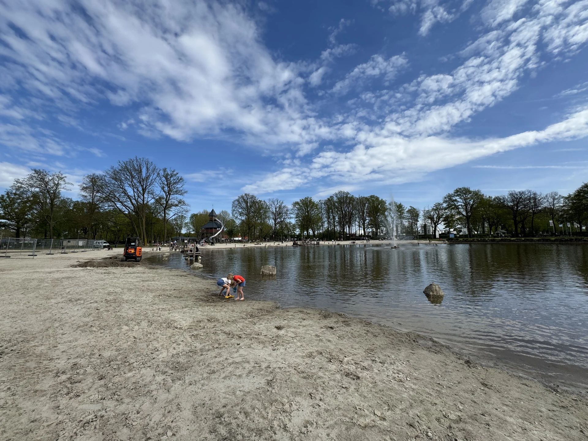 Der Tagesstrand am Ruderteich mit Fontäne