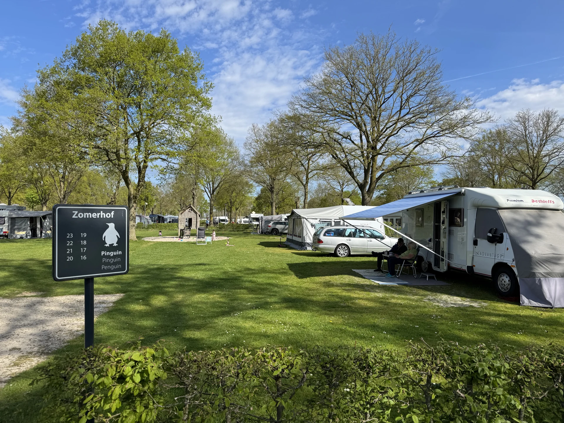 Stellplätze auf dem Campingplatz von De Leistert mit Wohnmobil und Vorzelt
