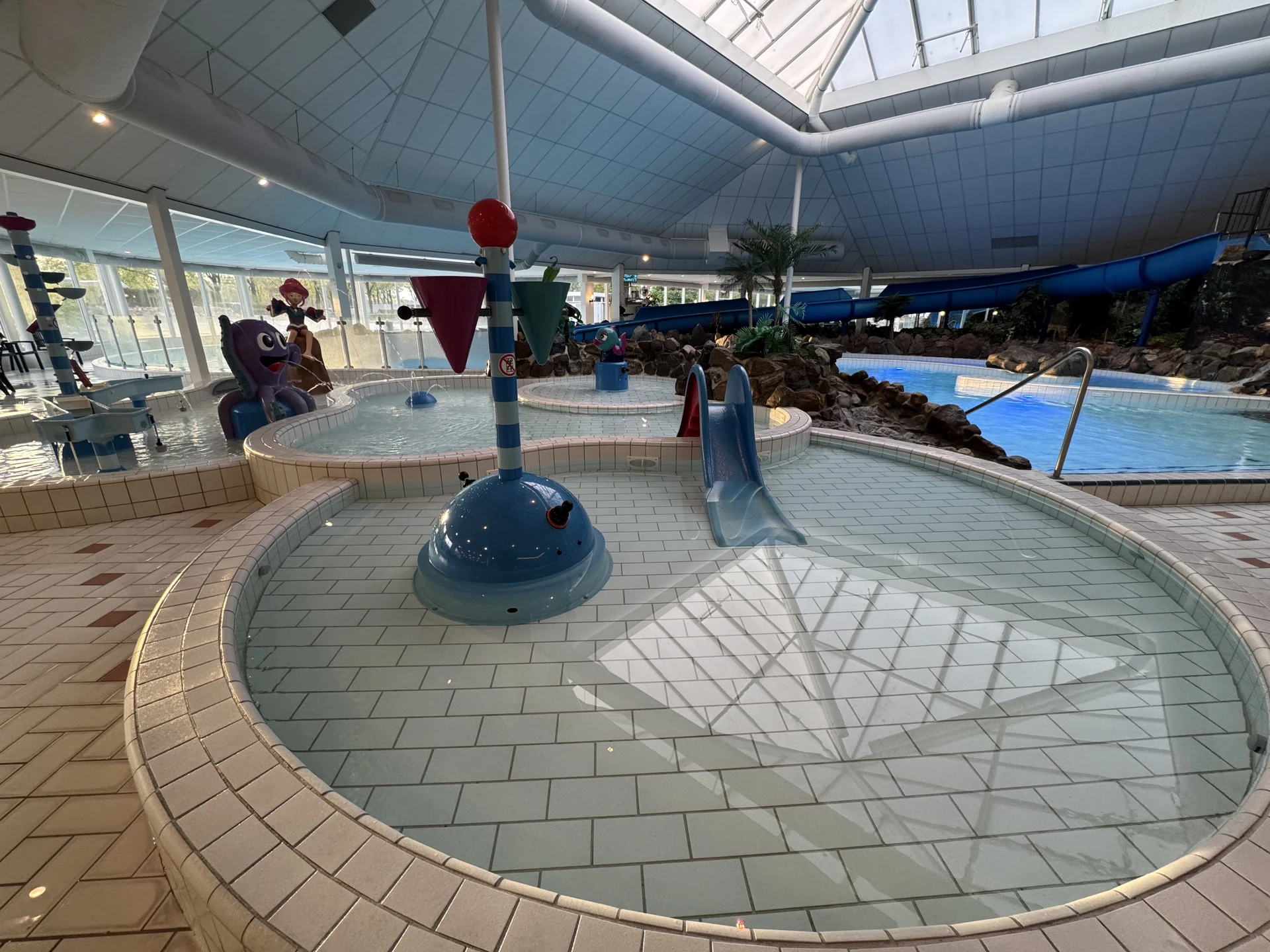 Das flache Kinderbecken mit Wasserspielzeug im Hallenbad