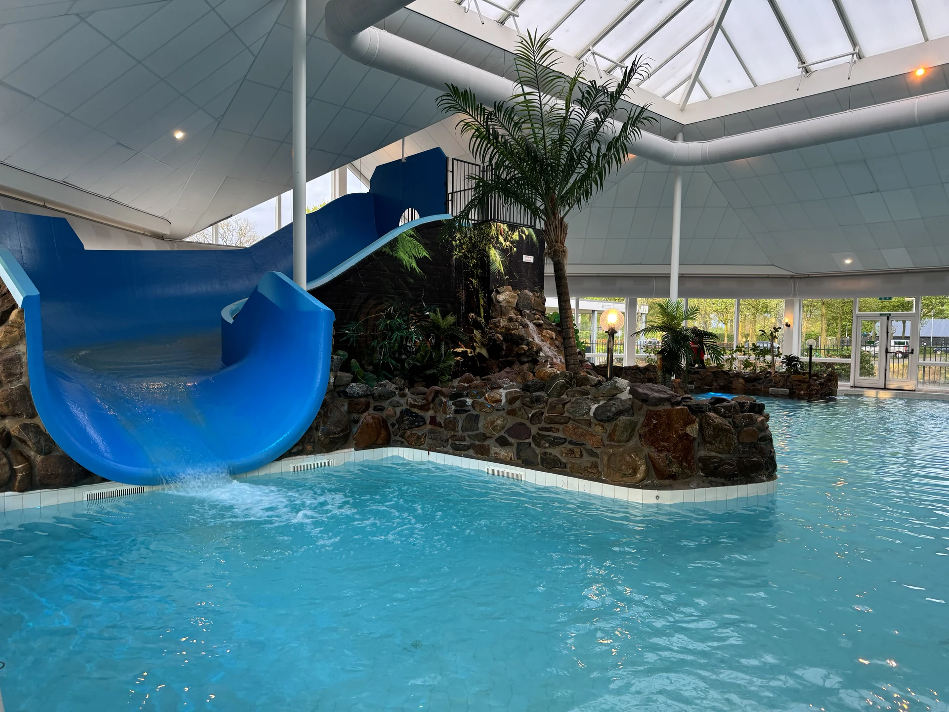 Die blaue Rutsche mündet in das Lagunenbecken