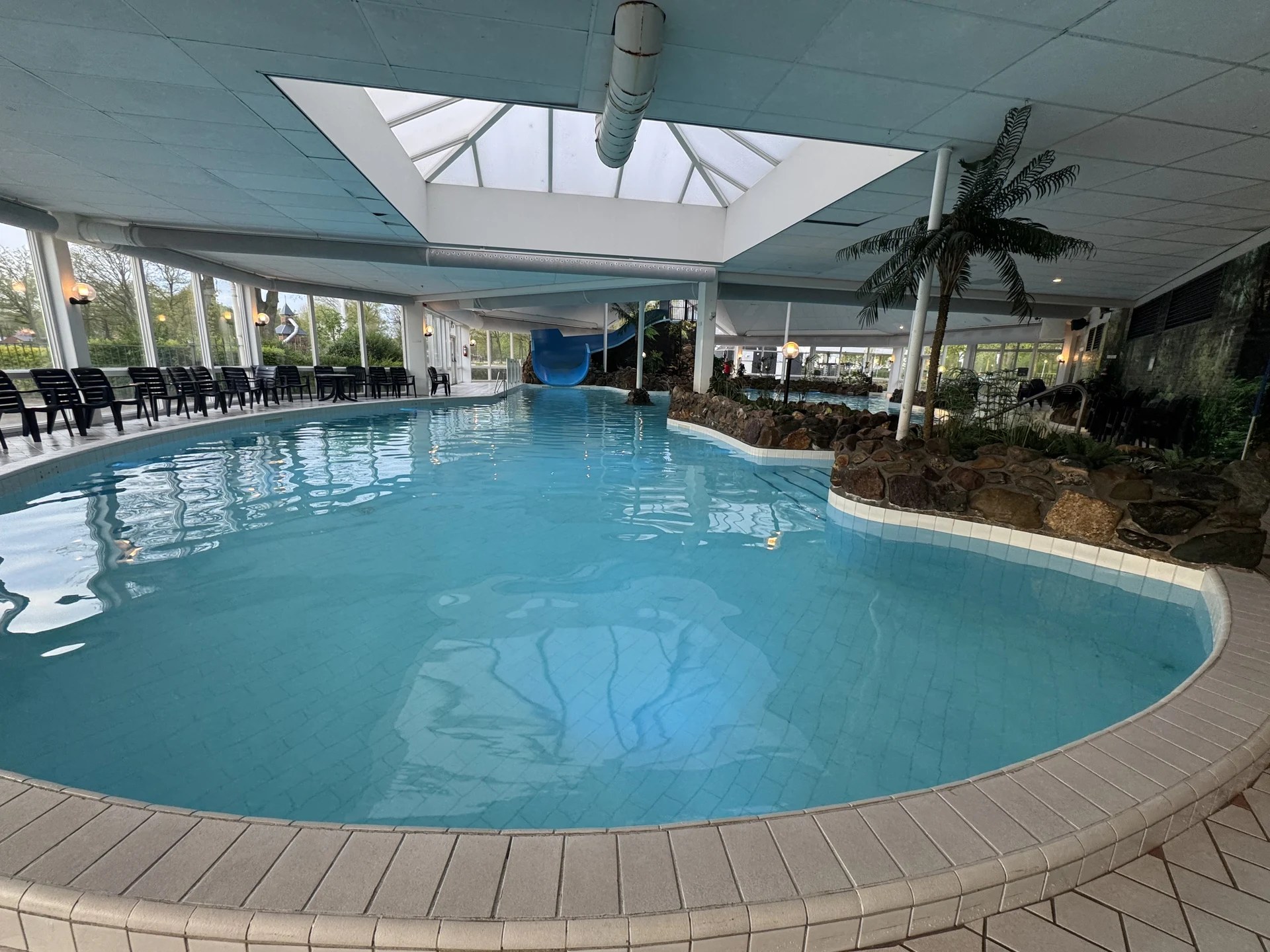 Subtropisches Hallenbad von De Leistert mit Lagunenbecken, Palmen und Rutsche