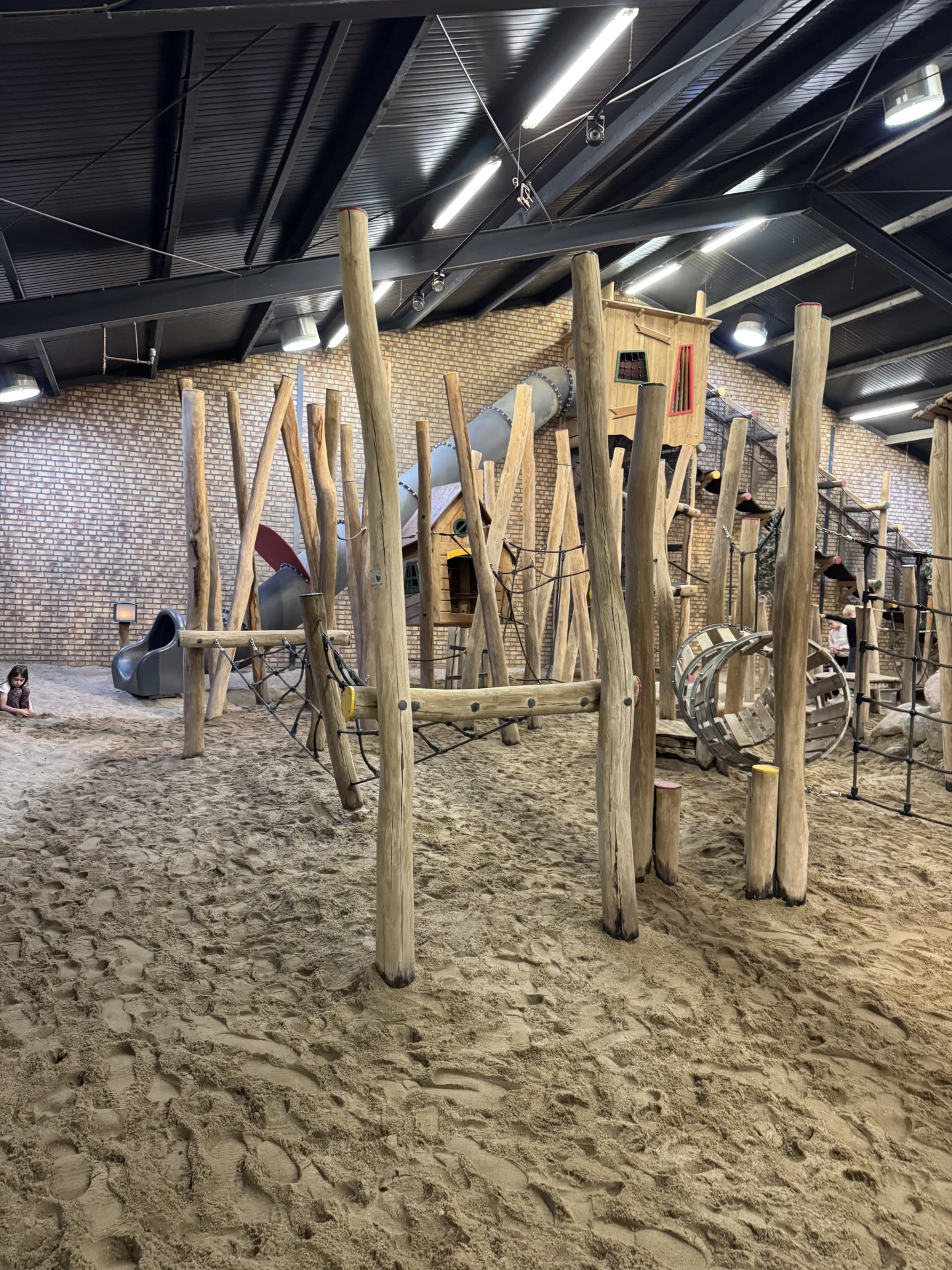 Holzkonstruktion mit Röhrenrutsche im La Selva