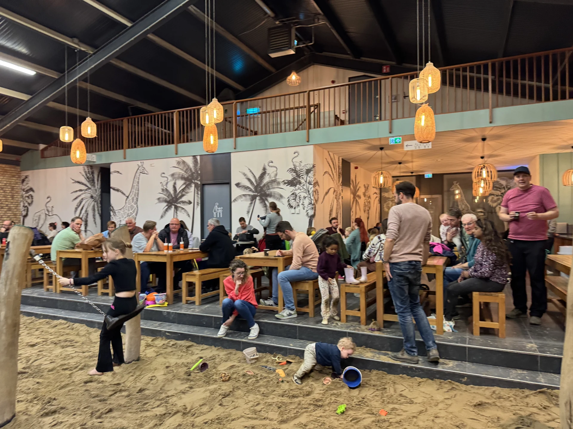 Restaurant La Selva mit Tischen direkt am Sandspielbereich