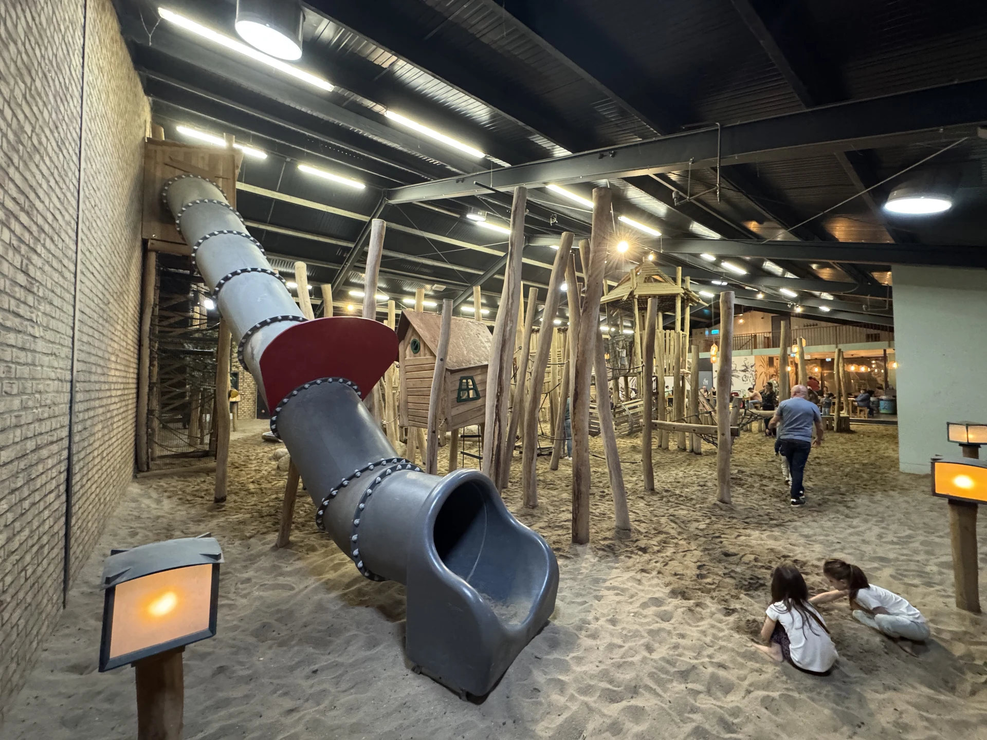 Indoor-Spielplatz La Selva in De Leistert mit Röhrenrutsche und Sandboden
