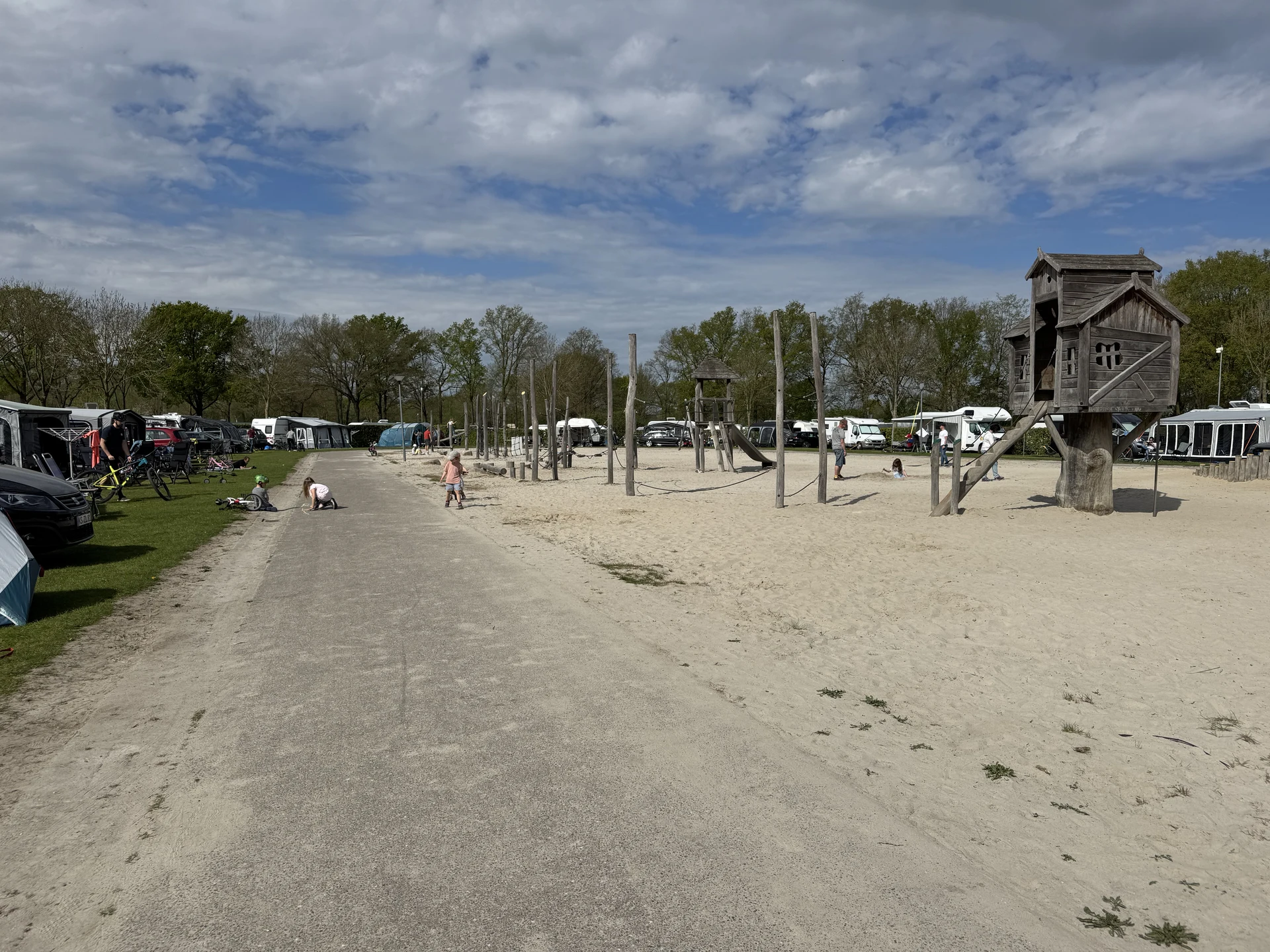 Großer Sandspielplatz mit Kletterhäusern auf dem Campingplatz