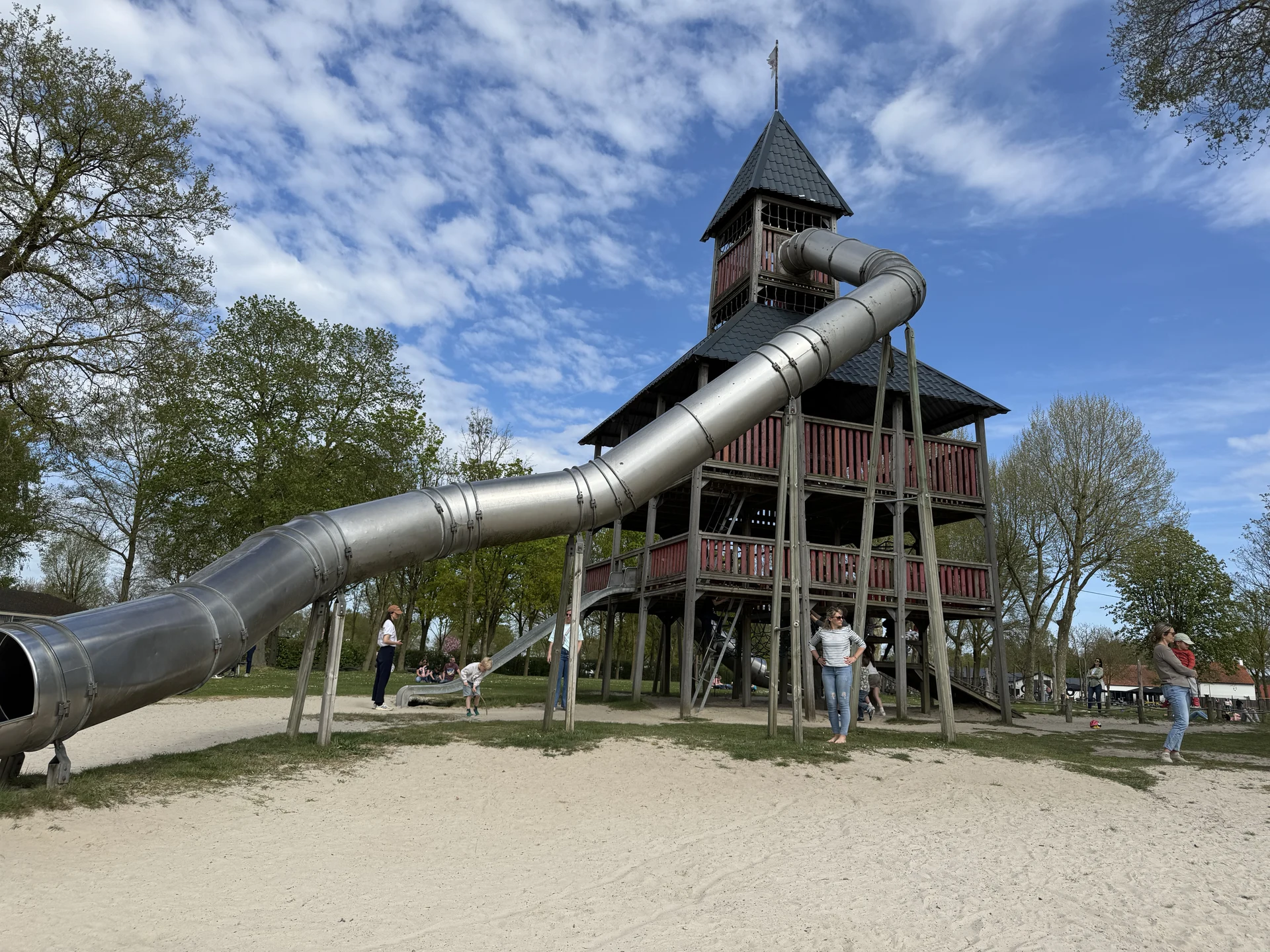 Hoher Spielturm mit langer Röhrenrutsche am Tagesstrand von De Leistert