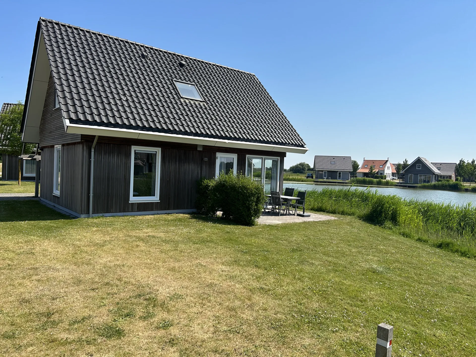 Wasserhaus im Dormio Strand Resort Nieuwvliet-Bad mit eigener Terrasse direkt am Park-See