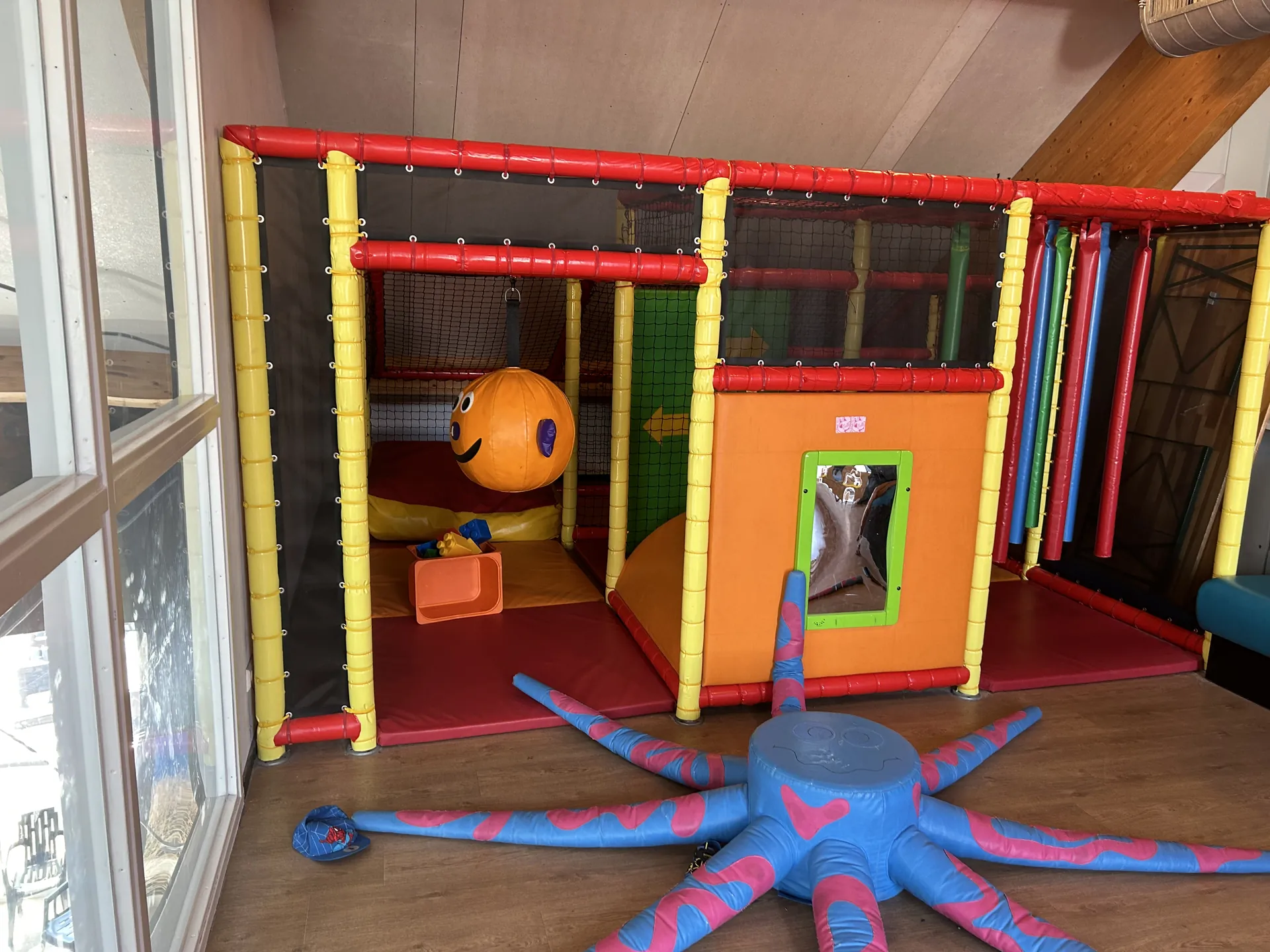Mini-Indoorspielplatz mit Bällebad und Klettergerüst für Schlechtwettertage