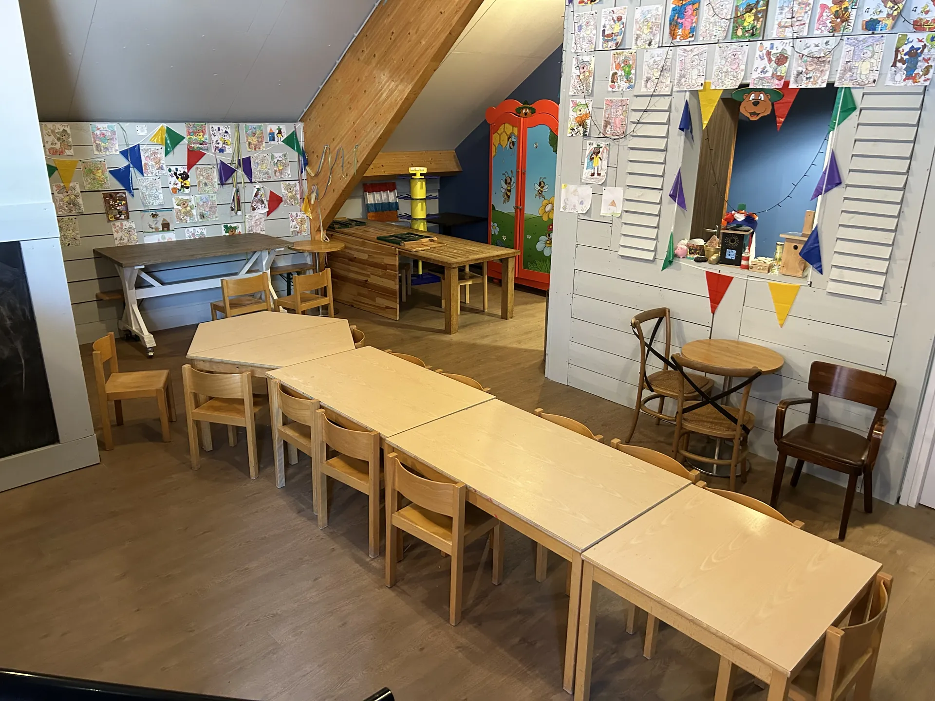 Kleiner Kids Club im Park mit Mal-Tischen und Bastelmaterial - in den Schulferien betreutes Programm