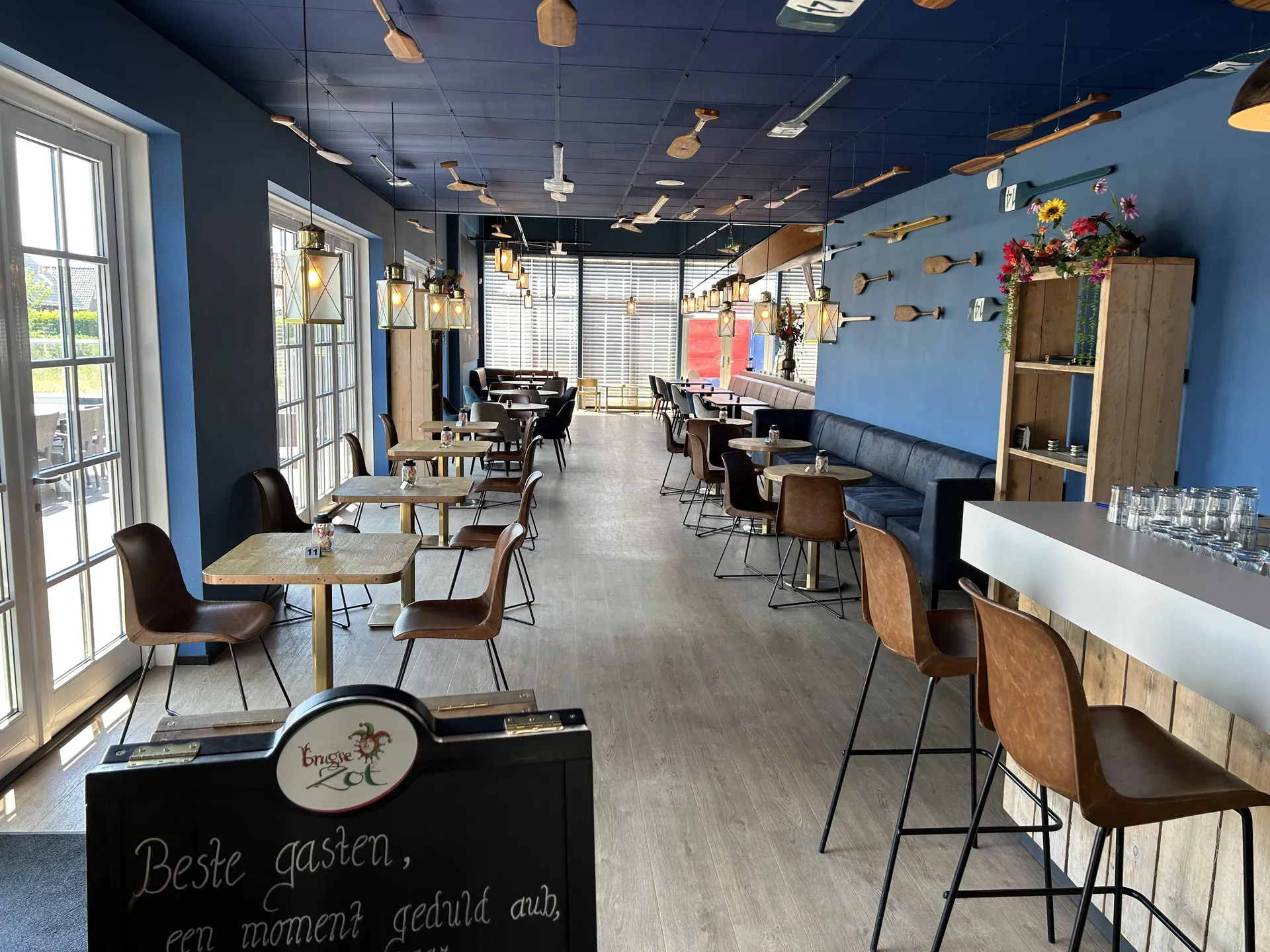 Restaurant De Smokkelaar im Dormio Strand Resort Nieuwvliet-Bad - zentraler Parktreffpunkt mit Snackbar und À-la-carte-Bereich